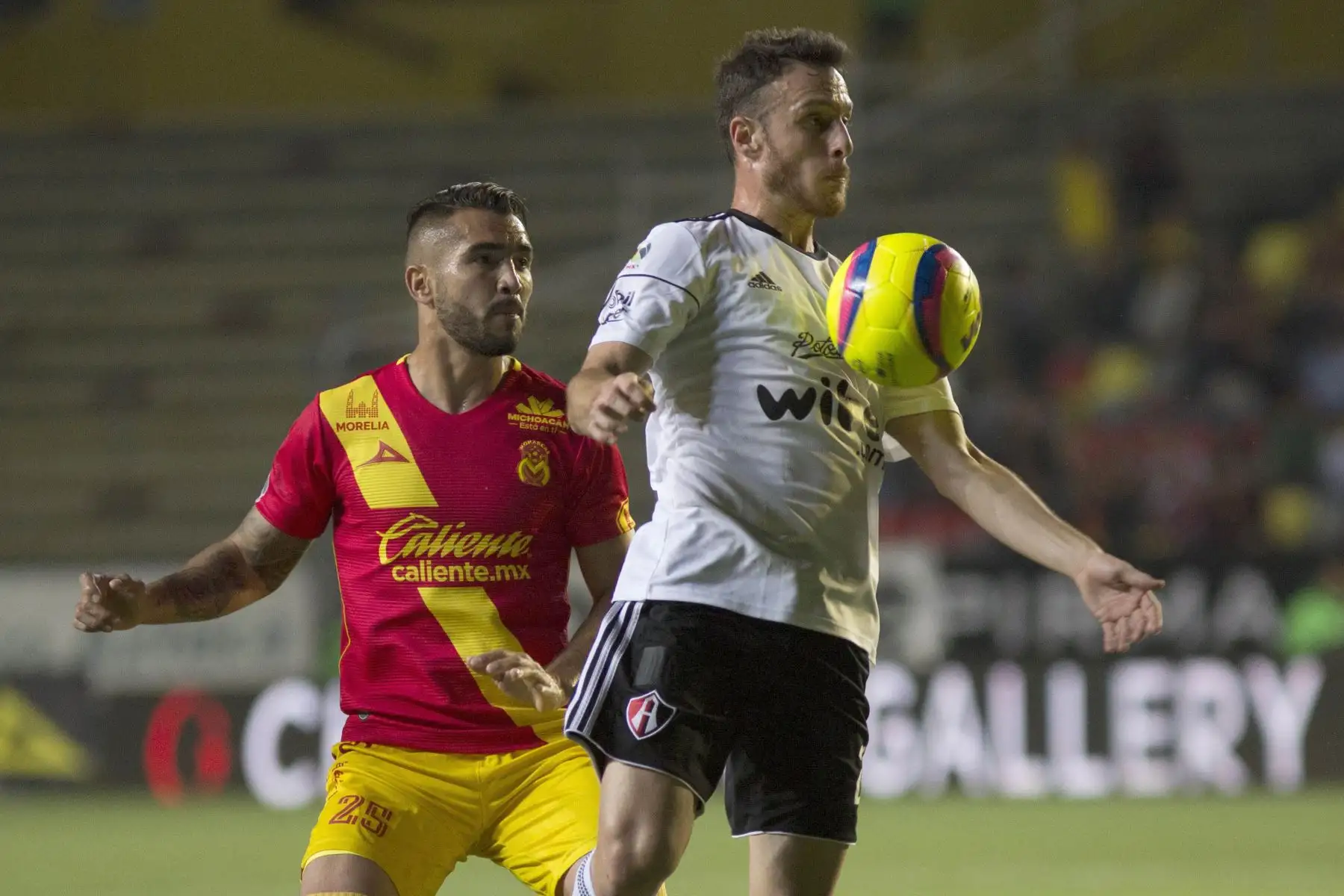 El jugador de Morelia Mario Osuna y Angelo Henriquez de Atlas disputan el balón durante el juego correspondiente a la jornada 10 del torneo mexicano de fútbol.Foto:AFP