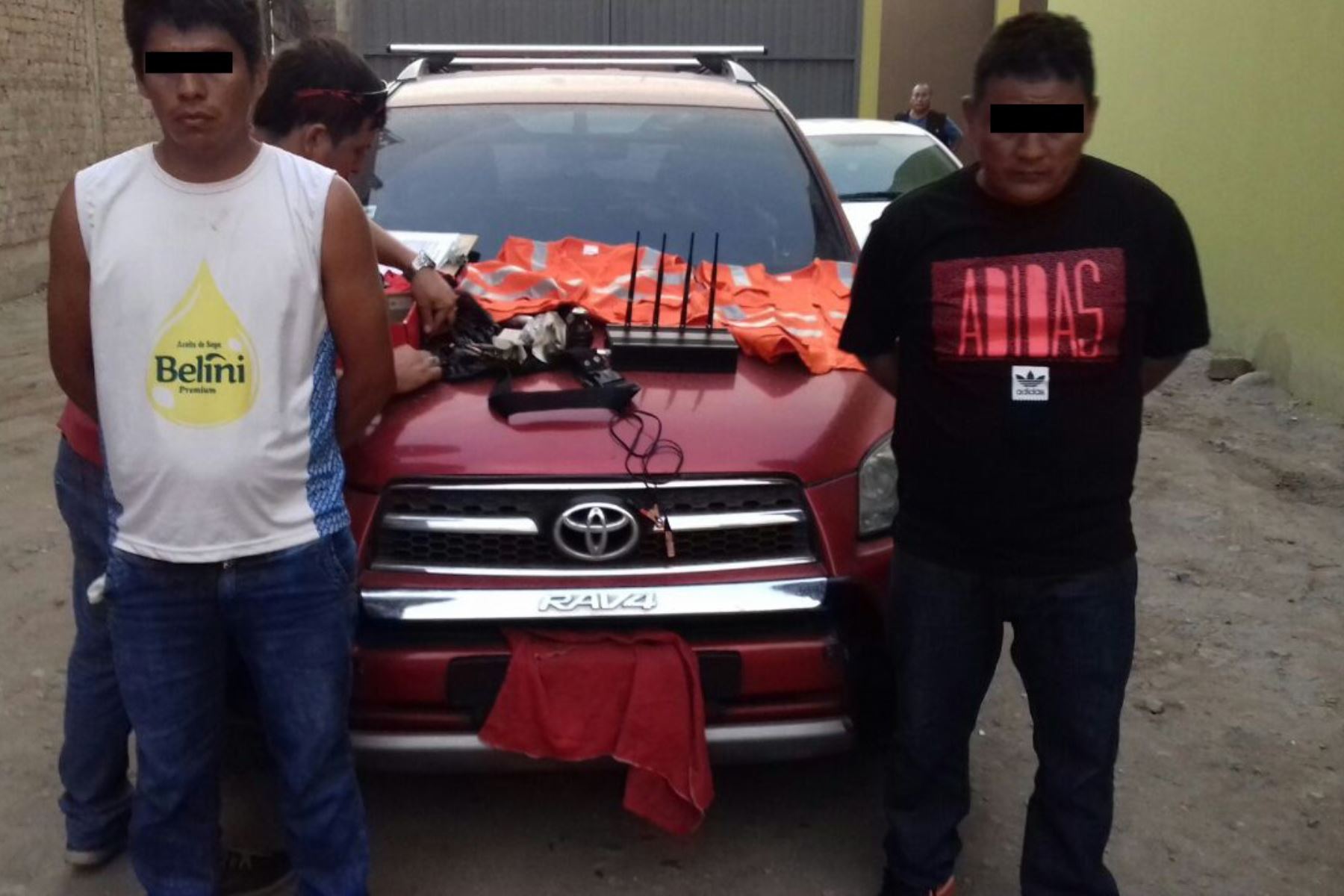 Como resultado de pacientes acciones de Inteligencia, la Policía Nacional detuvo a dos integrantes de la banda criminal los Ingenieros del Mal del Norte Chico, dedicada al robo de vehículos en Chancay, Huacho y Lima, informó hoy el Ministerio del Interior.
