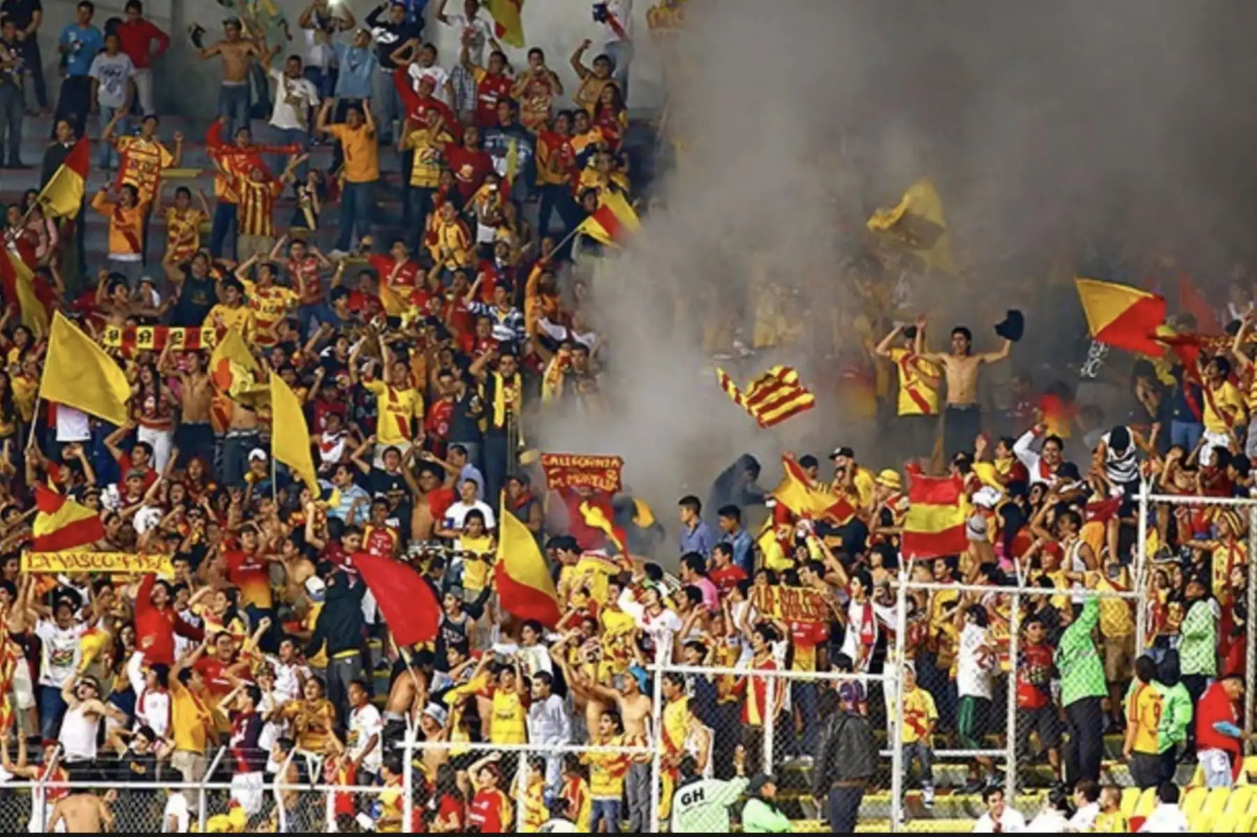 Barra brava del Monarcas Morelia, celebra  espectacular gol del peruano Raul Ruidiaz durante partido ganado frente al Altas, por el torneo Mexicano.Foto:Internet