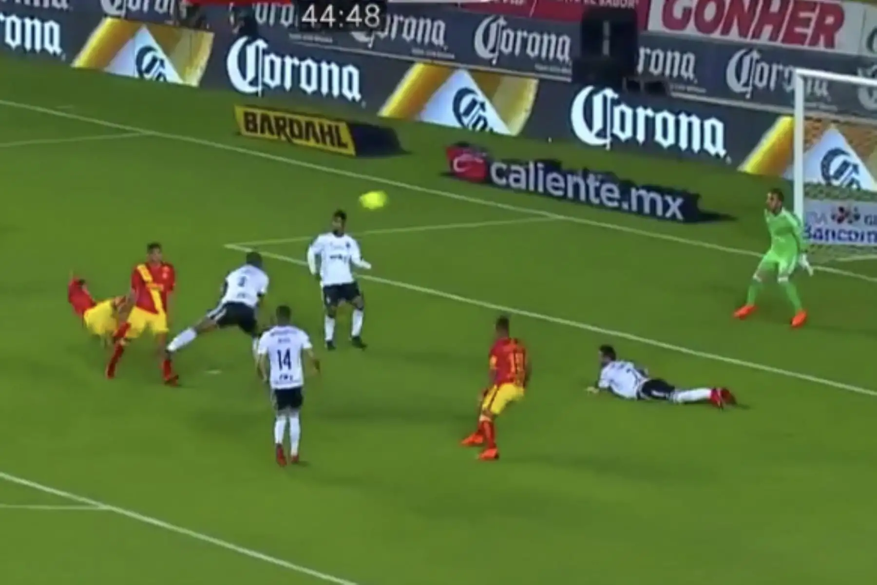 Raúl Ruidíaz  jugador del Morelia anota un espectacular gol de tijera, durante el juego correspondiente a la jornada 10 del torneo mexicano.Foto: Captura/Internet