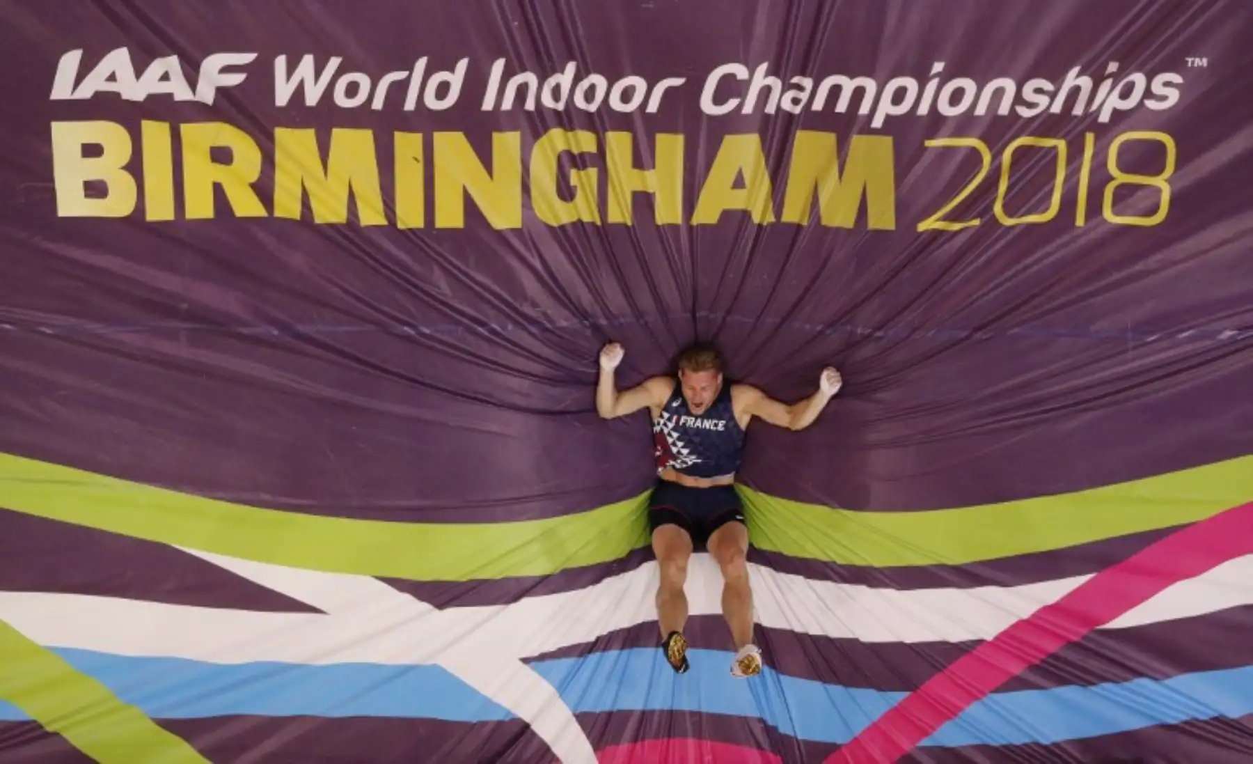 El francés Kevin Mayer compite en el evento de heptathlon de salto con pértiga masculino en el Campeonato Mundial de Atletismo Indoor IAAF 2018 en la Arena en Birmingham.Foto:AFP