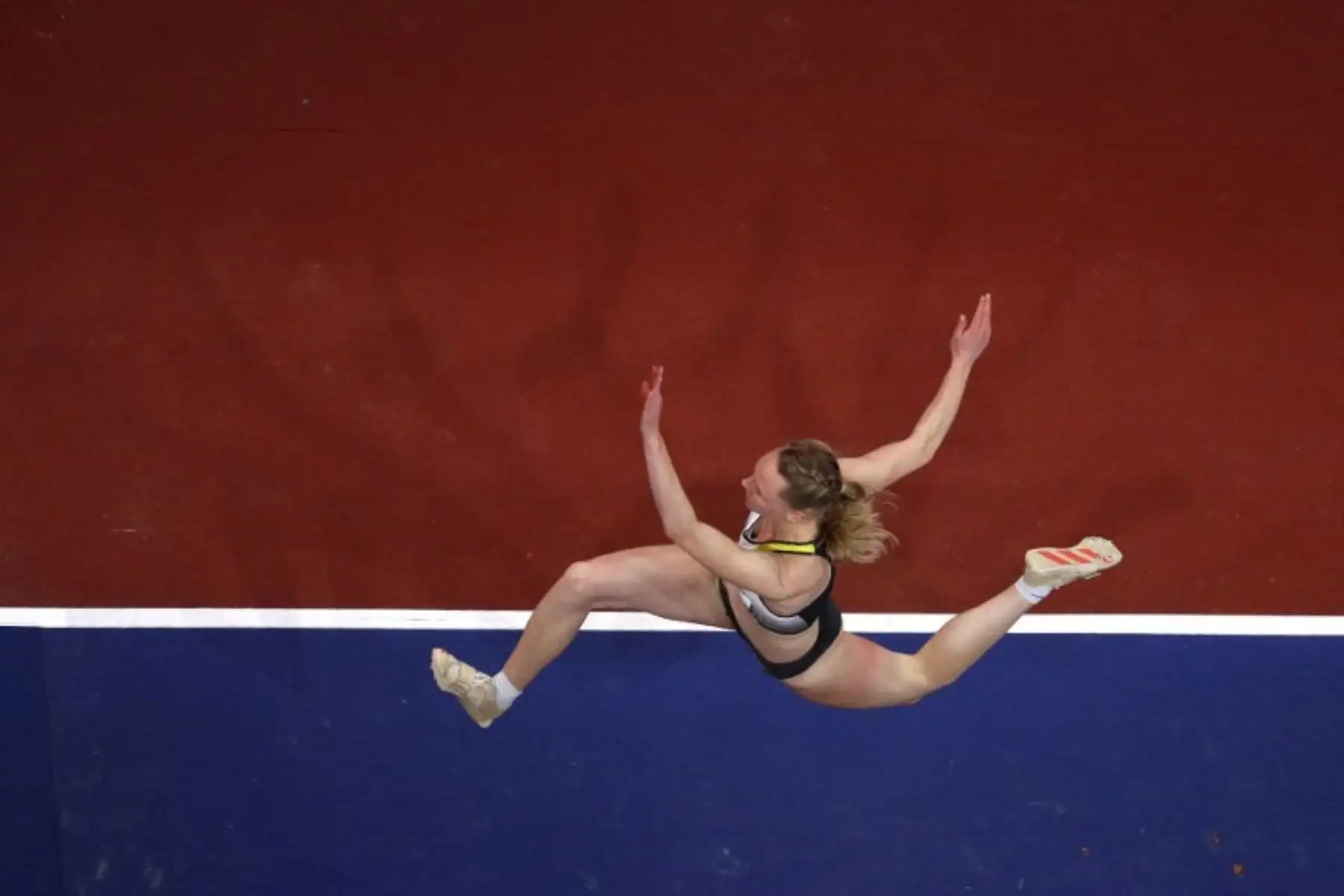 La alemana Neele Eckhardt compite en la final femenina de triple salto en el Campeonato Mundial de Atletismo Indoor de la IAAF 2018 en la Arena de Birmingham.Foto:AFP