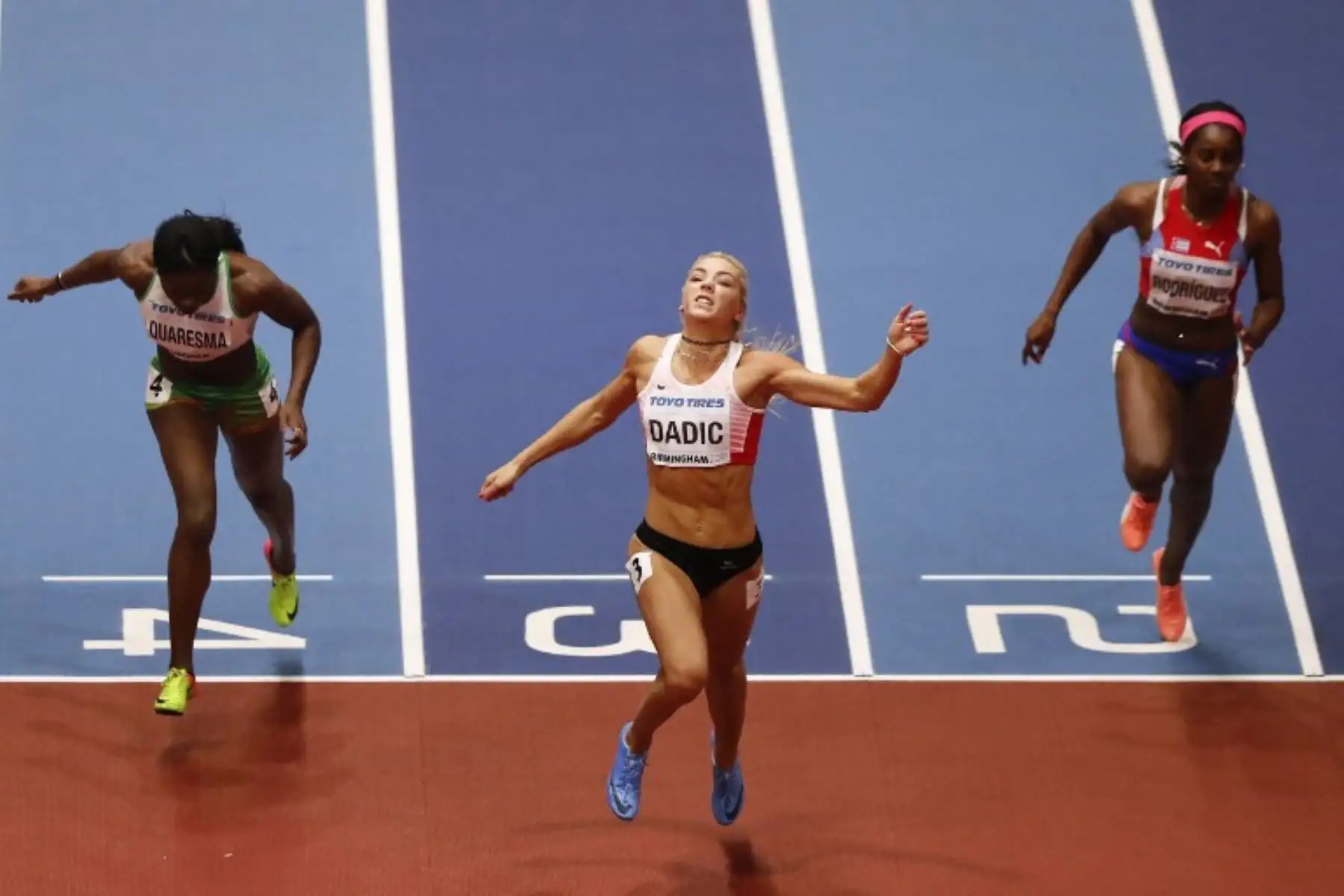 Leverela Quaresma de Portugal, Ivona Dadic de Austria y Yorgelis Rodríguez de Cuba compiten en el evento femenino de pentatlón de 60 metros con vallas en el Campeonato Mundial de Atletismo Indoor de la IAAF 2018.Foto:AFP