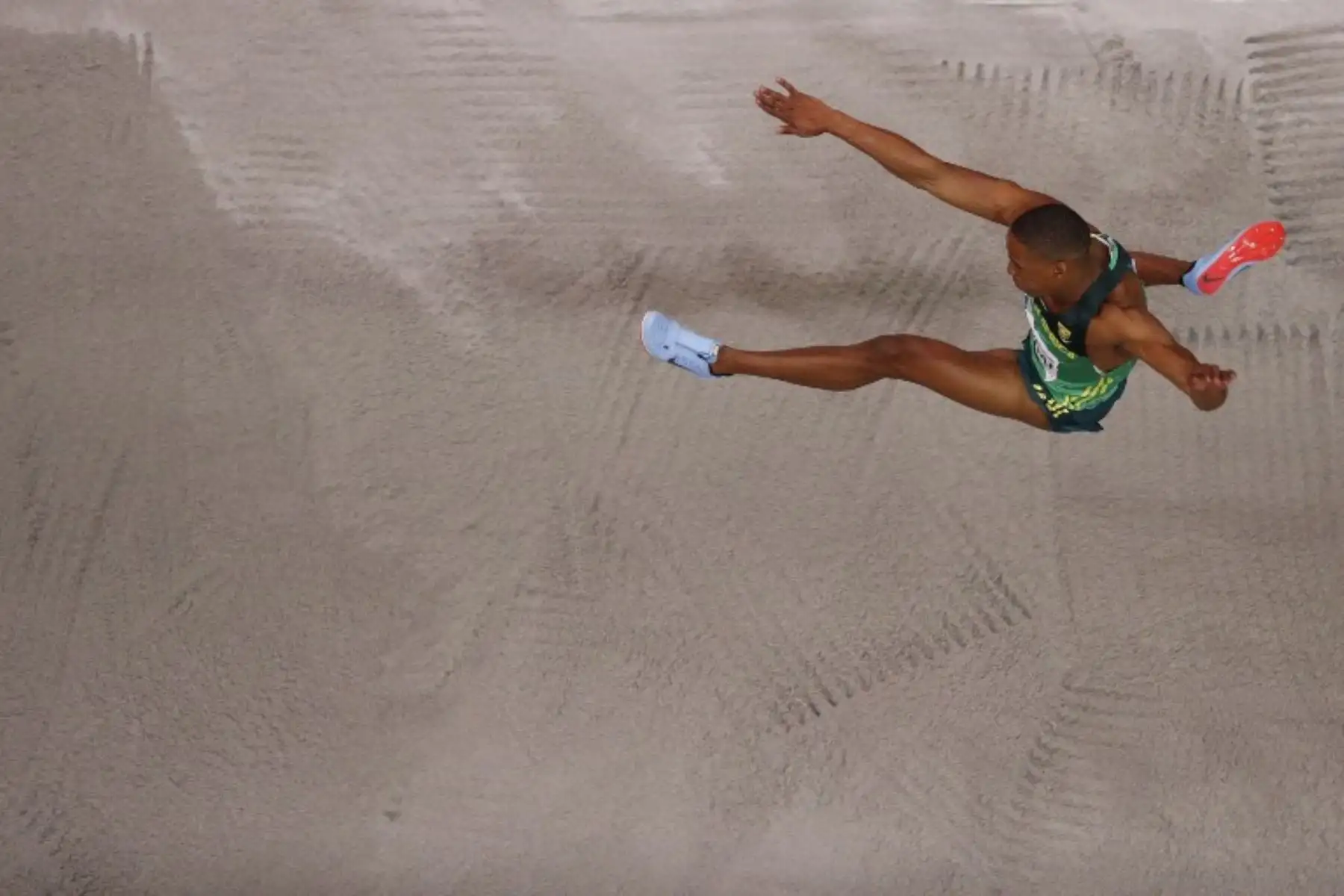 El Rushwal Samaai de Sudáfrica compite en el evento final masculino de salto de longitud en el Campeonato Mundial de Atletismo Indoor de la IAAF 2018.Foto:AFP