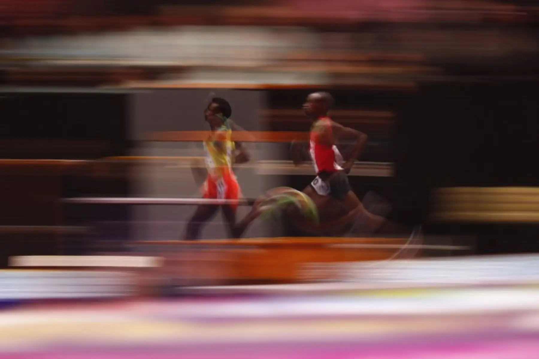 Gaseleon Barega de Etiopía y Davis Kiplangat de Kenia compiten en las eliminatorias masculinas de 3000m ronda 1 en el Campeonato Mundial de Atletismo Indoor IAAF 2018 . Foto: AFP