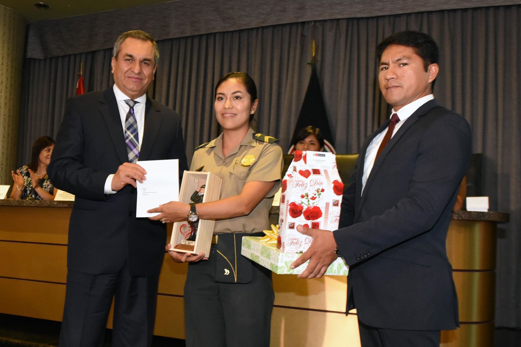 Como parte de las actividades programadas por el Día Internacional de la Mujer, las autoridades del Ministerio del Interior y de la Policía Nacional del Perú (PNP) realizaron hoy un homenaje a 10 mujeres policías por su destacada labor durante el 2017 y lo que va del 2018.