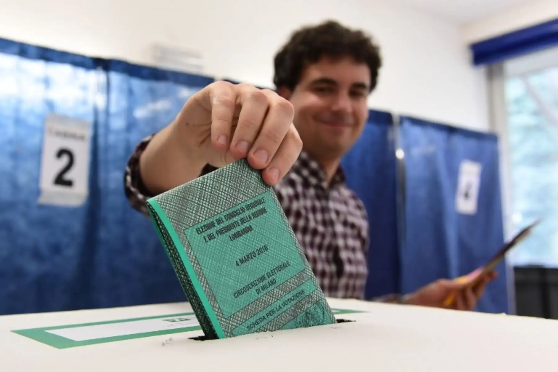 Los italianos votan hoy en una de las elecciones más inciertas del país.Foto:AFP