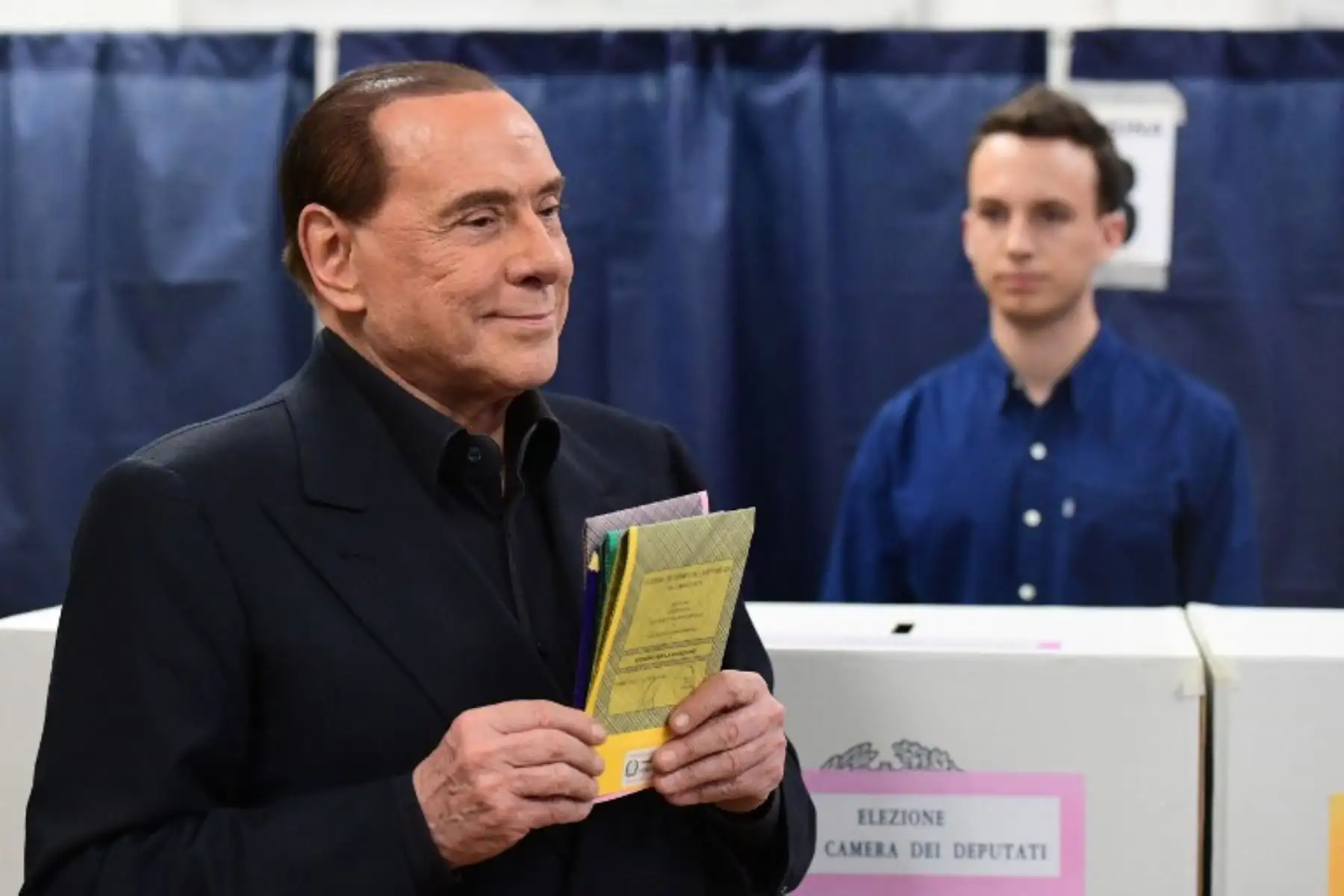 Silvio Berlusconi, líder del partido derechista Forza Italia, vota en un colegio electoral en Milán. Foto:AFP