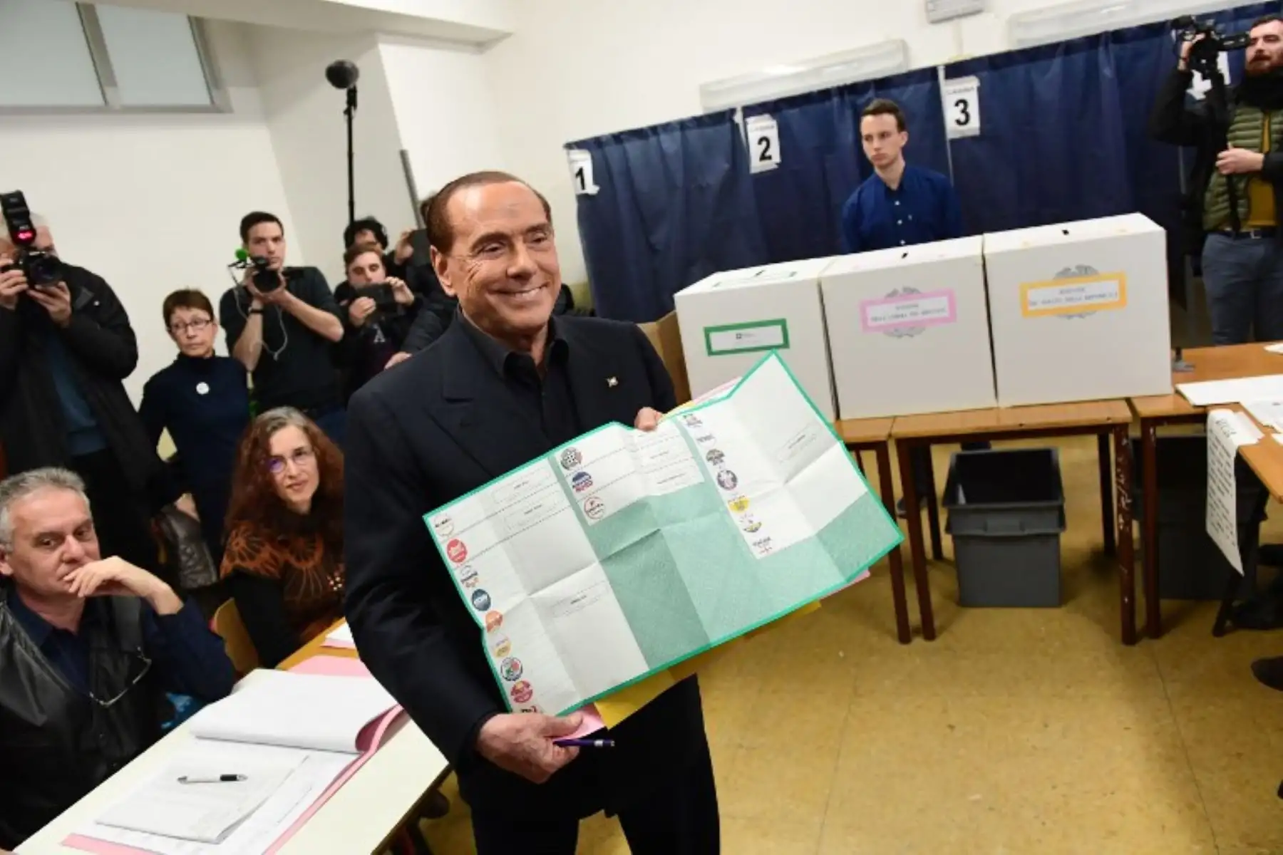 Silvio Berlusconi, líder del partido derechista Forza Italia, vota en un colegio electoral en Milán. Foto:AFP