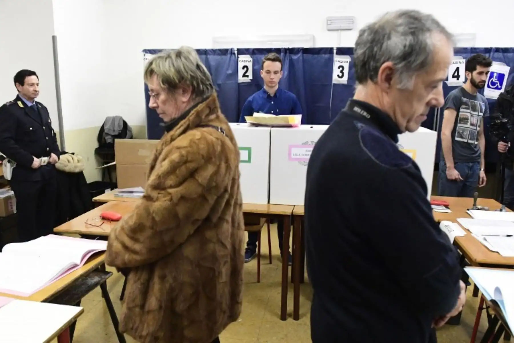 Los italianos votan hoy en una de las elecciones más inciertas del país, donde se espera que los partidos de extrema derecha y populistas obtengan grandes avances. Foto:AFP