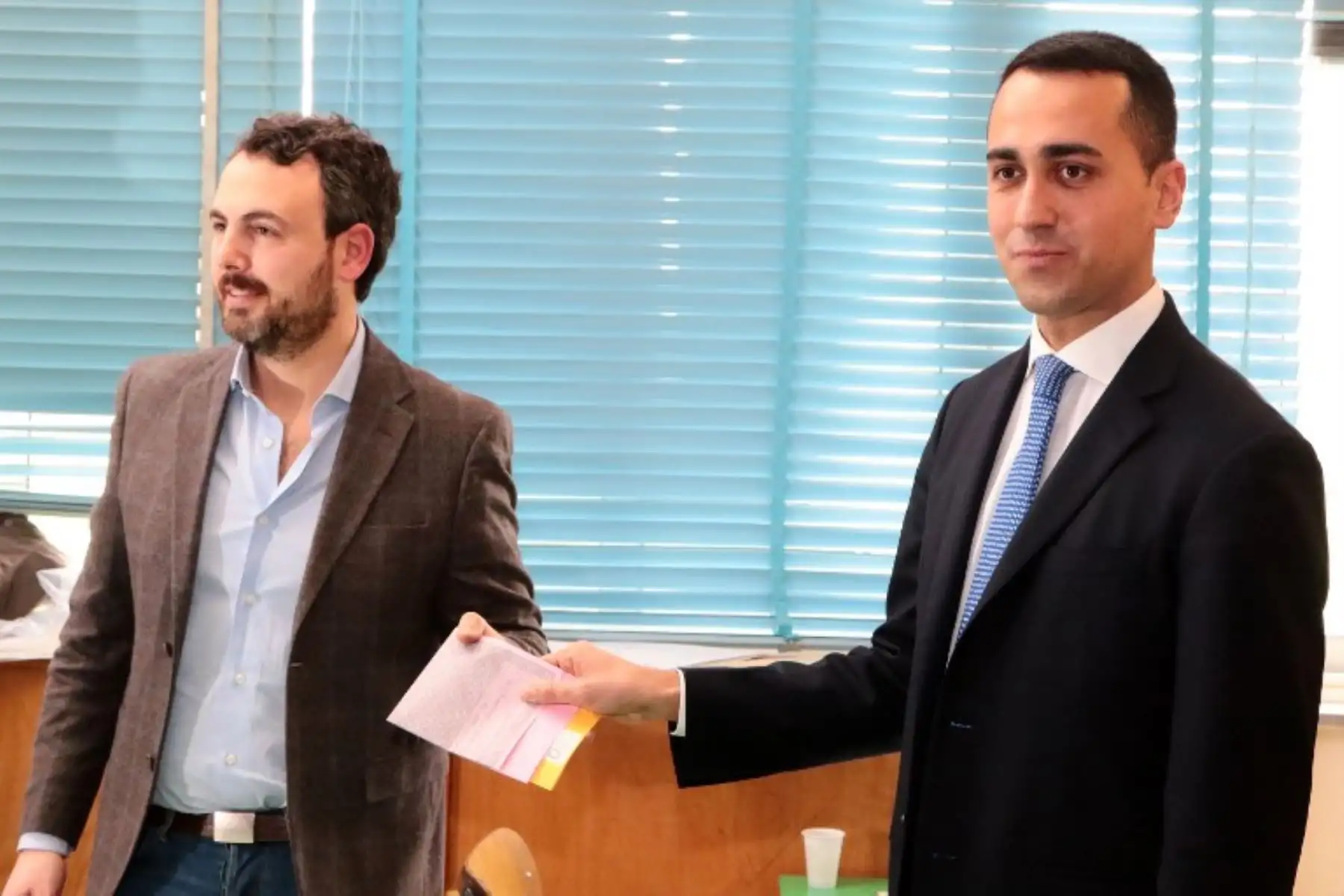líder del partido del Movimiento de las Cinco Estrellas (M5S) de Italia, Luigi Di Maio entrega su voto al presidente de la mesa electoral, en Milán.Foto:AFP