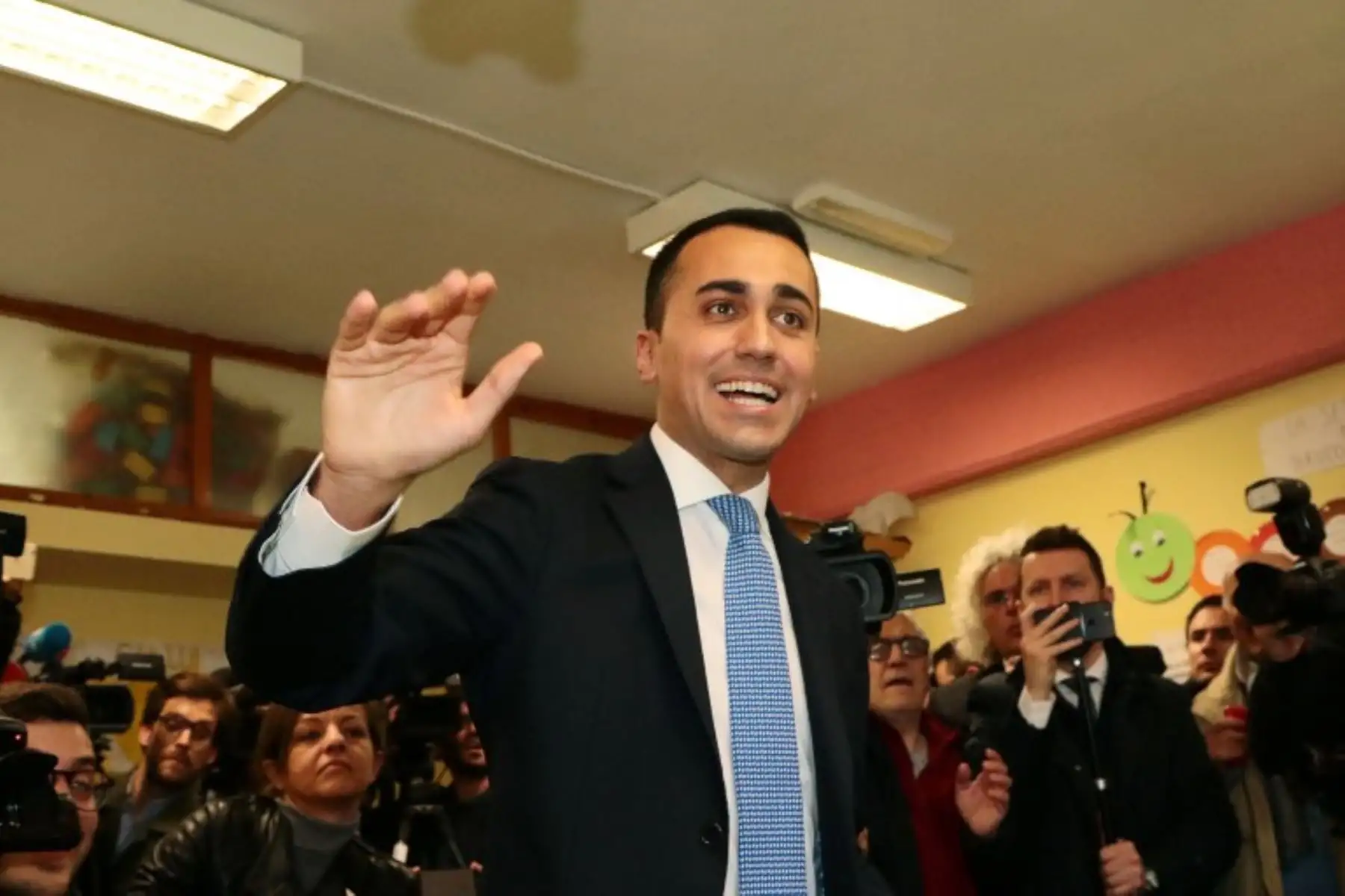 líder del partido del Movimiento de las Cinco Estrellas (M5S) de Italia, Luigi Di Maio emite su voto al presidente de la mesa electoral, en Milán.Foto:AFP
