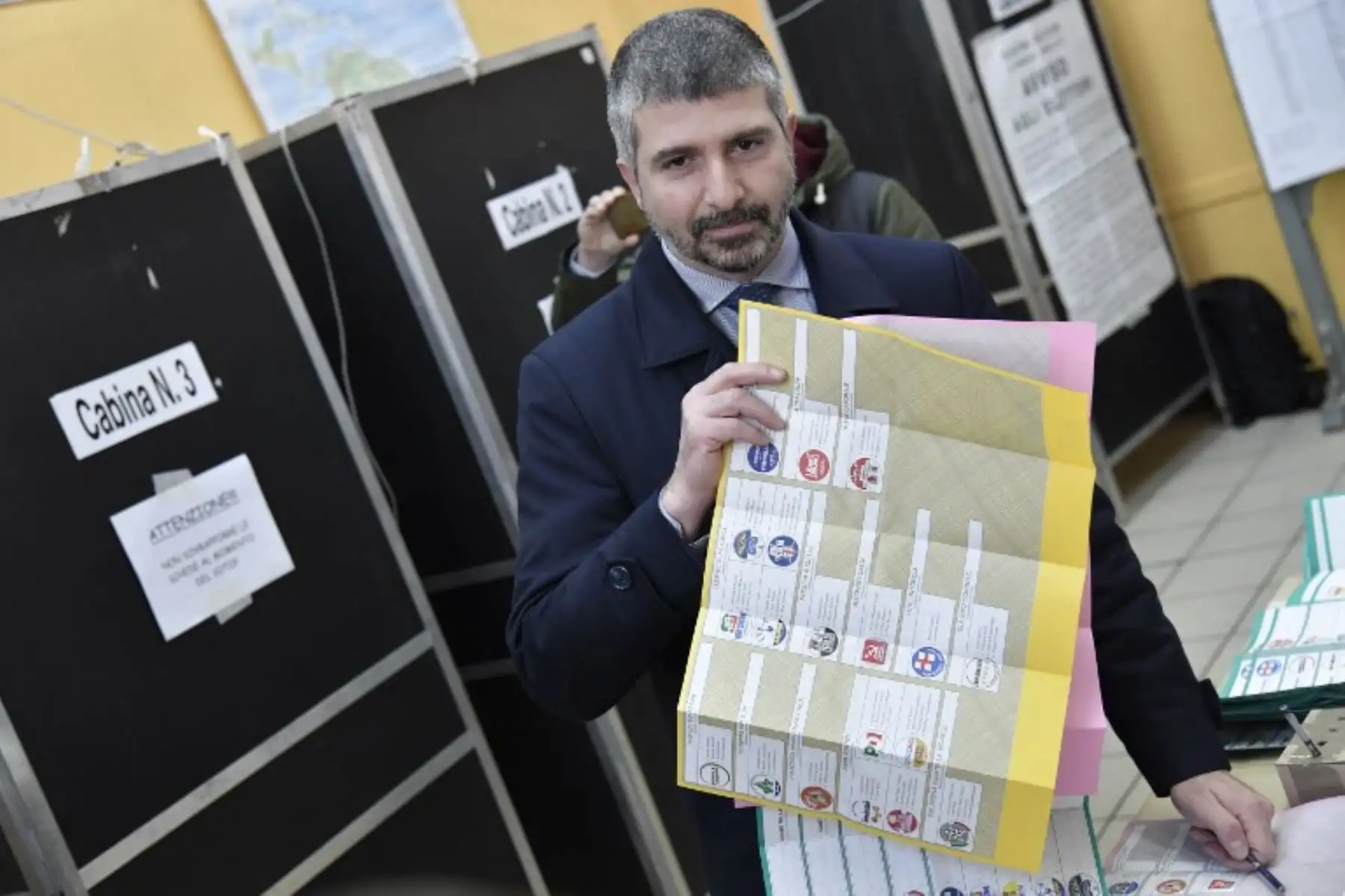 El vicepresidente de CasaPound, Simone Di Stefano, se prepara para votar en una mesa electoral en Roma.Foto:AFP