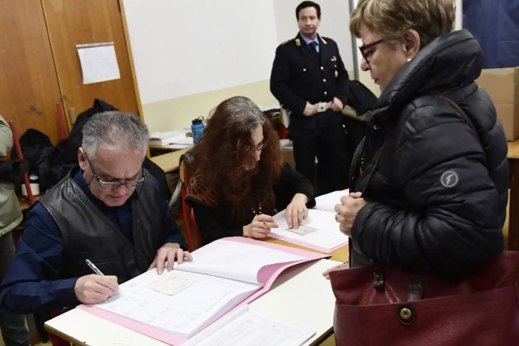 Una mujer se prepara para votar en un colegio electoral en Milán.Foto:AFP