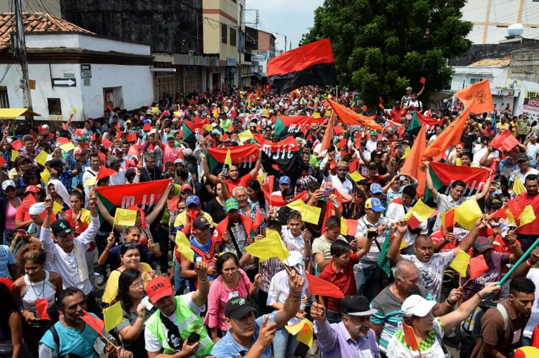 Ciudadanos venezolanos y colombianos participan en una manifestación llamada "Abrazaton" (evento de abrazos) como parte de una iniciativa llamada "Uniendo a los Pueblos por la Paz" en Tachira, en Venezuela.Foto:AFP