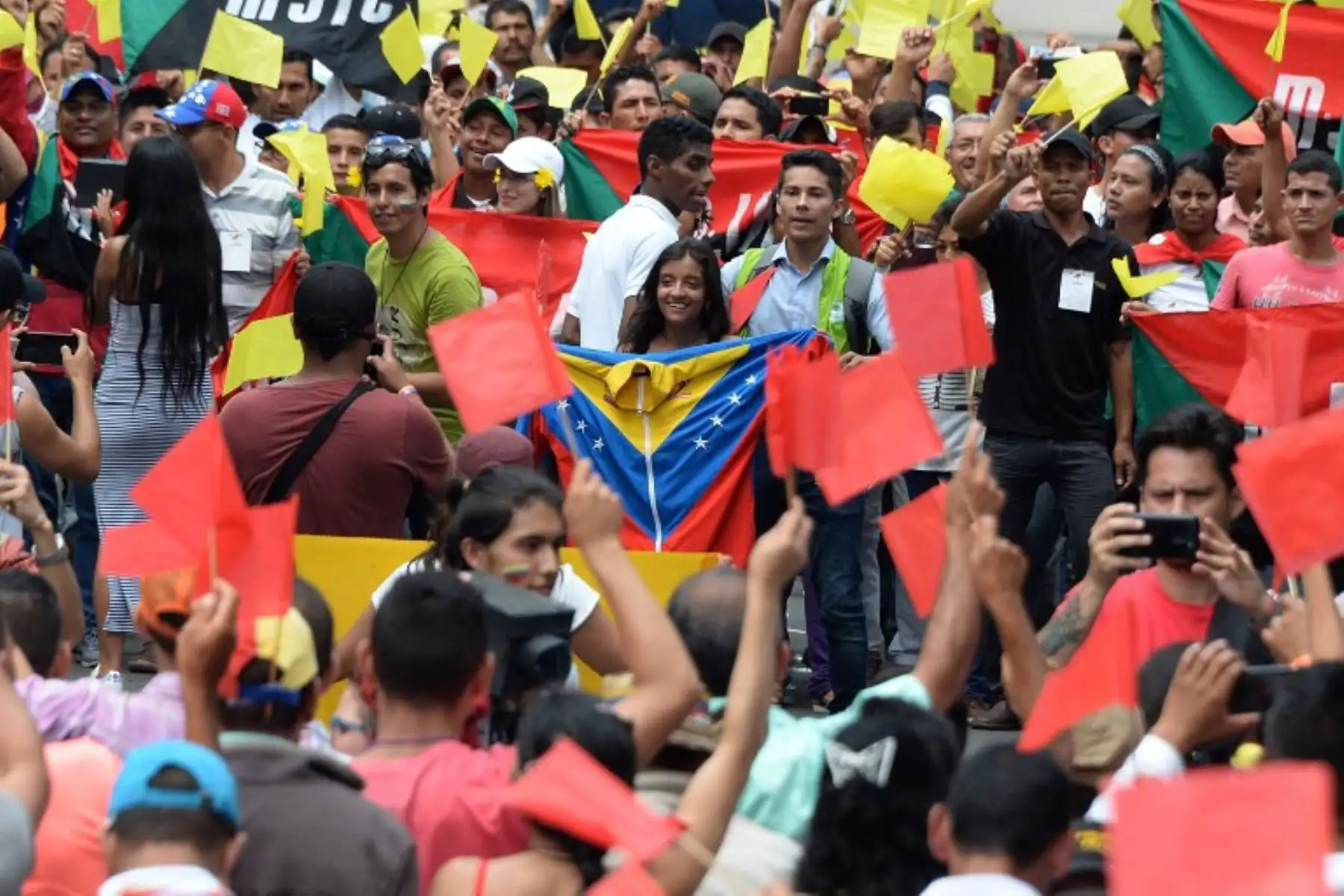 Ciudadanos venezolanos y colombianos participan en una manifestación llamada "Abrazaton" (evento de abrazos) como parte de una iniciativa llamada "Uniendo a los Pueblos por la Paz.Foto:AFP