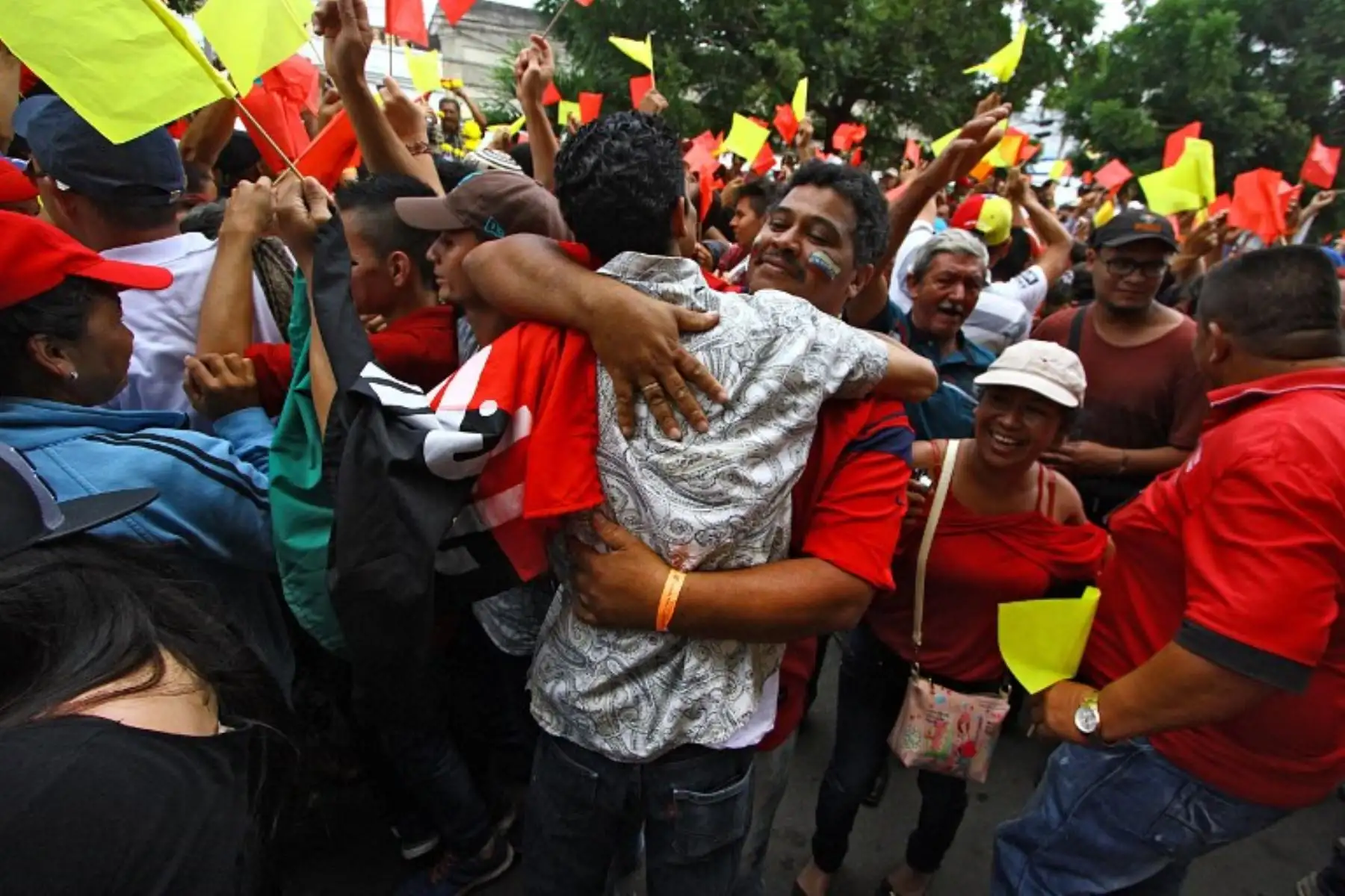 "Uniendo a los Pueblos por la Paz" en las calles de San Antonio del Tachira, venezolanos y colombianos se abrazan.Foto:AFP