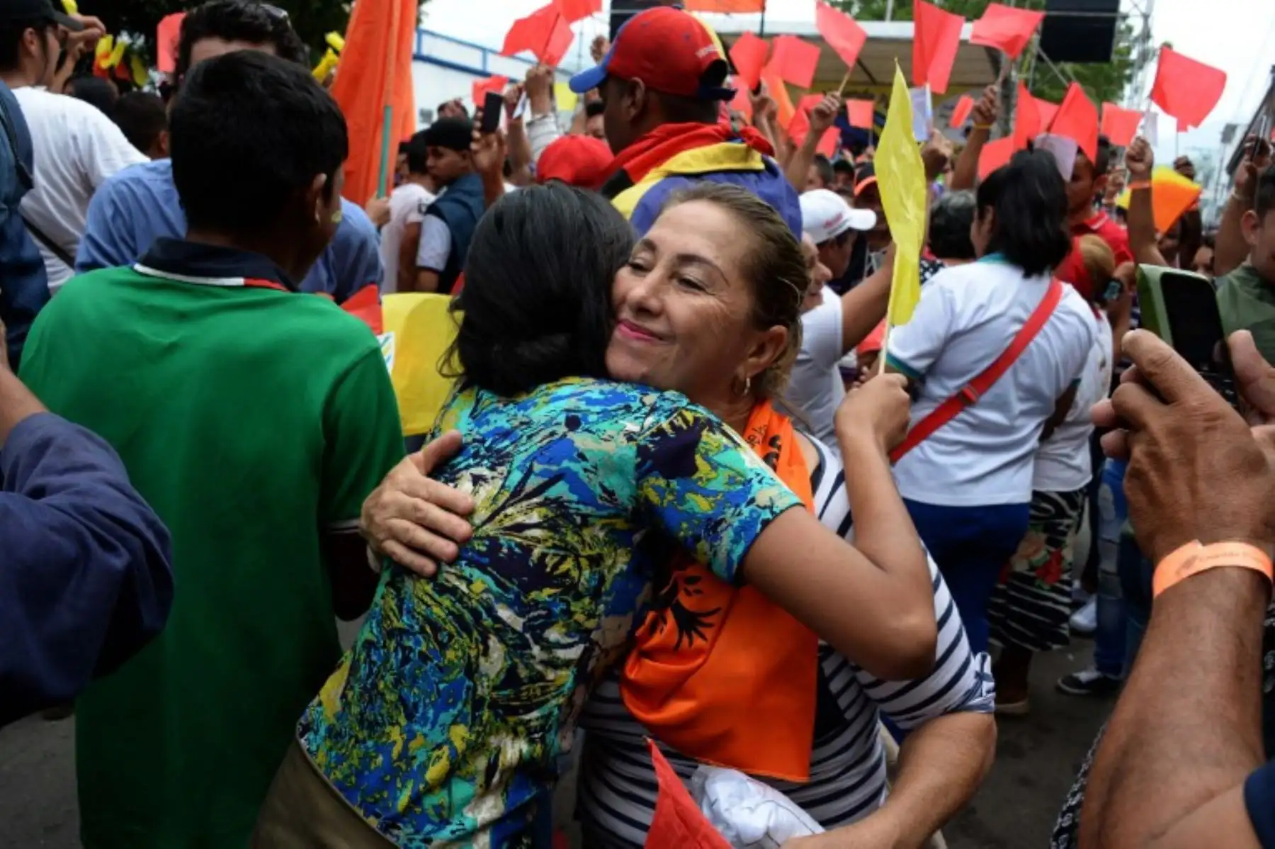 "Abrazaton" (evento de abrazos) como parte de una iniciativa llamada "Uniendo a los Pueblos por la Paz".Foto:AFP