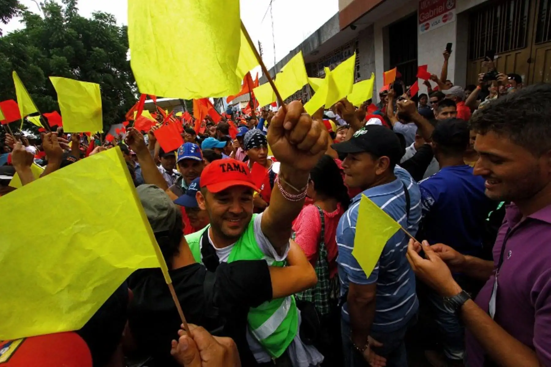 Ciudadanos venezolanos y colombianos se abrazan durante una manifestación llamada "Abrazaton" (evento de abrazos).Foto:AFP