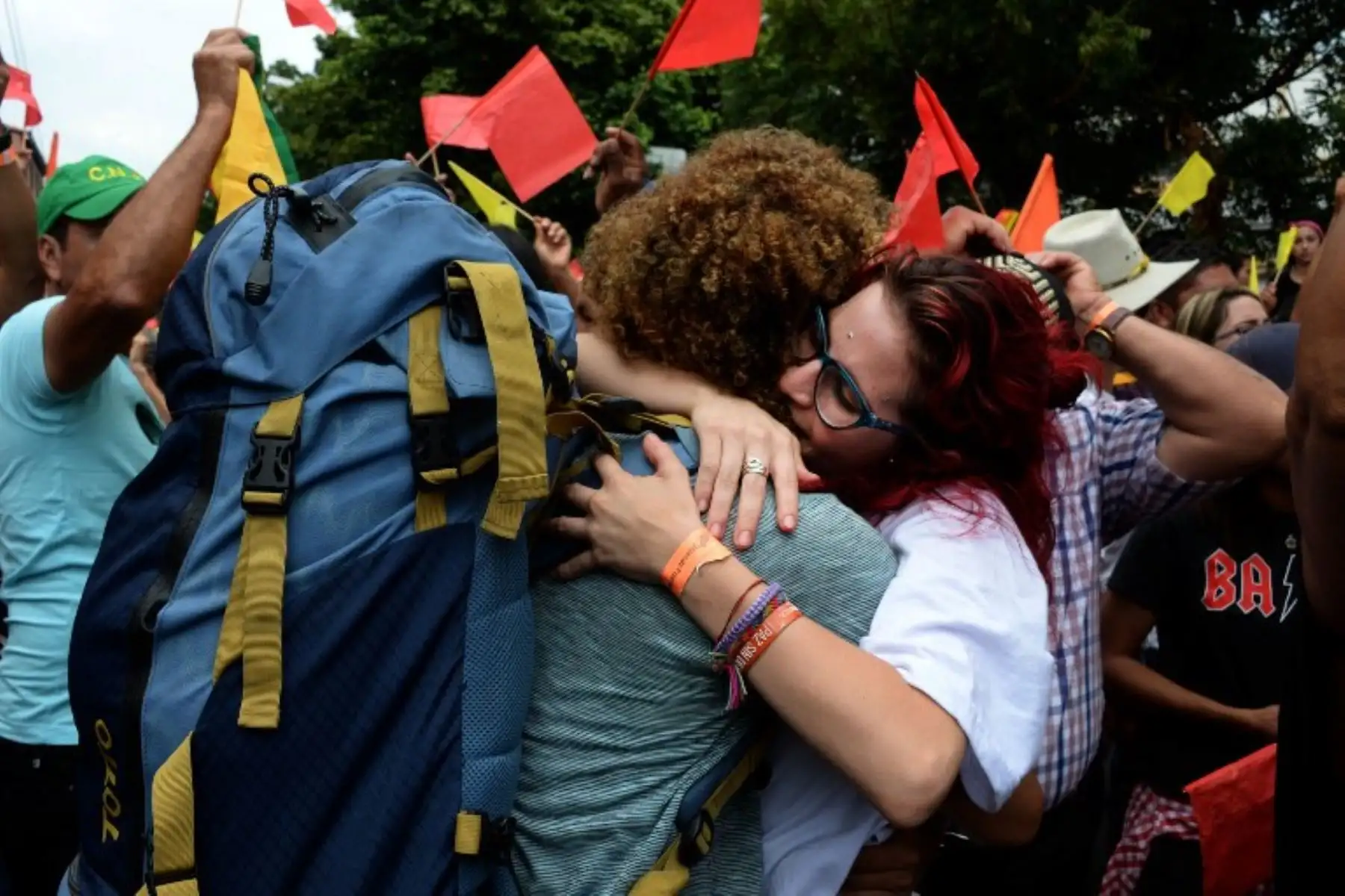 Ciudadanos venezolanos y colombianos se abrazan durante una manifestación llamada "Abrazaton" (evento de abrazos) Foto:AFP