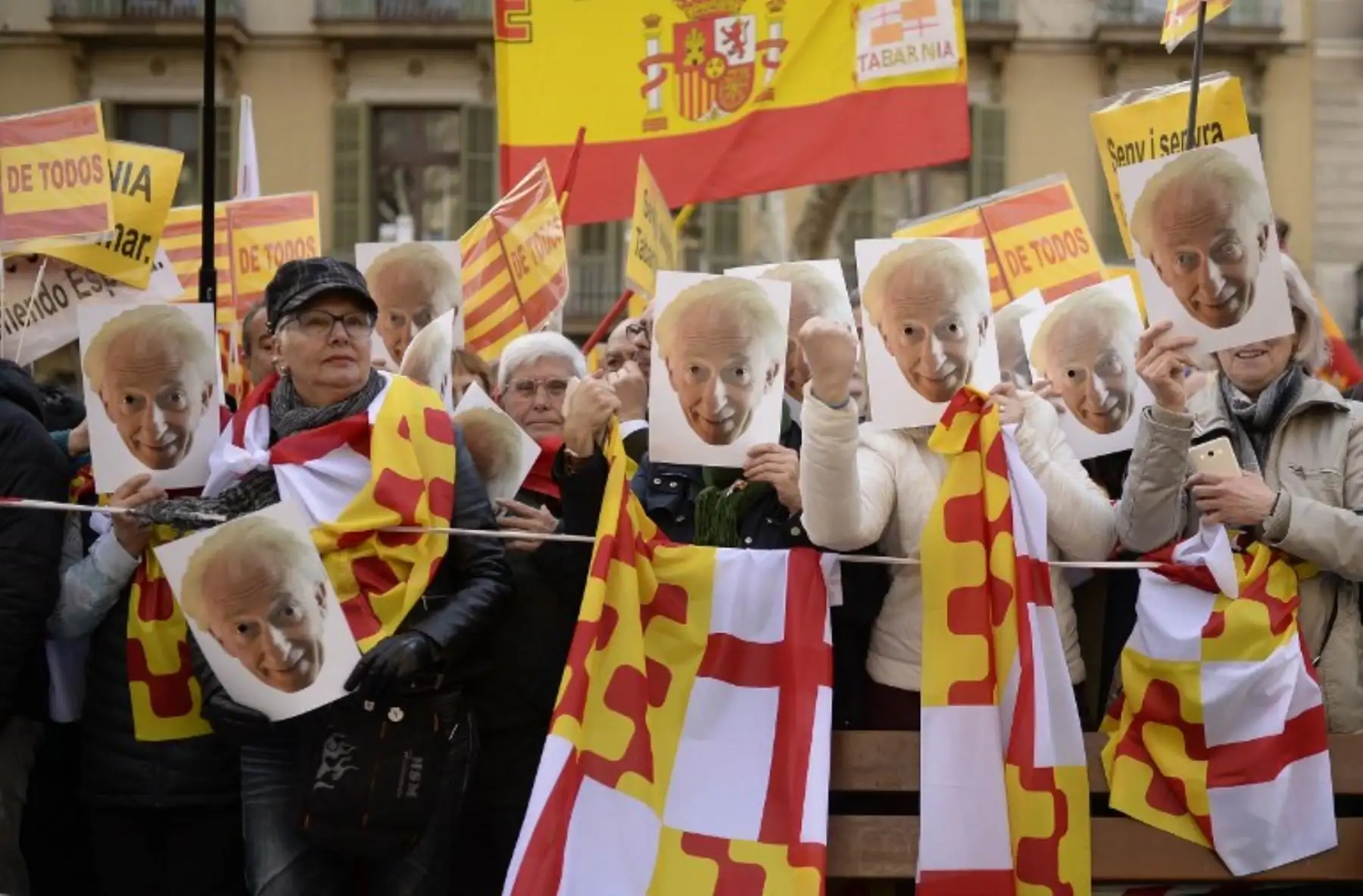 La gente tiene máscaras que buscan al actor Albert Boadella, presidente del movimiento Tabarnia, una región ficticia que quiere la independencia de Cataluña, durante un mitin a favor de la unidad.Foto:AFP
