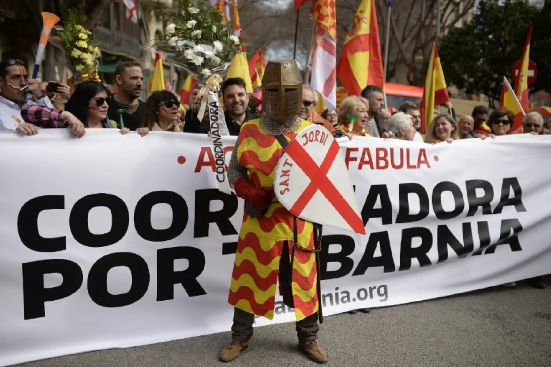 Un hombre vestido como San Jorge, patrón de Aragón y Cataluña asiste a una manifestación pro unidad organizada por el movimiento Tabarnia, una región ficticia que quiere independizarse de Cataluña.Foto:AFP