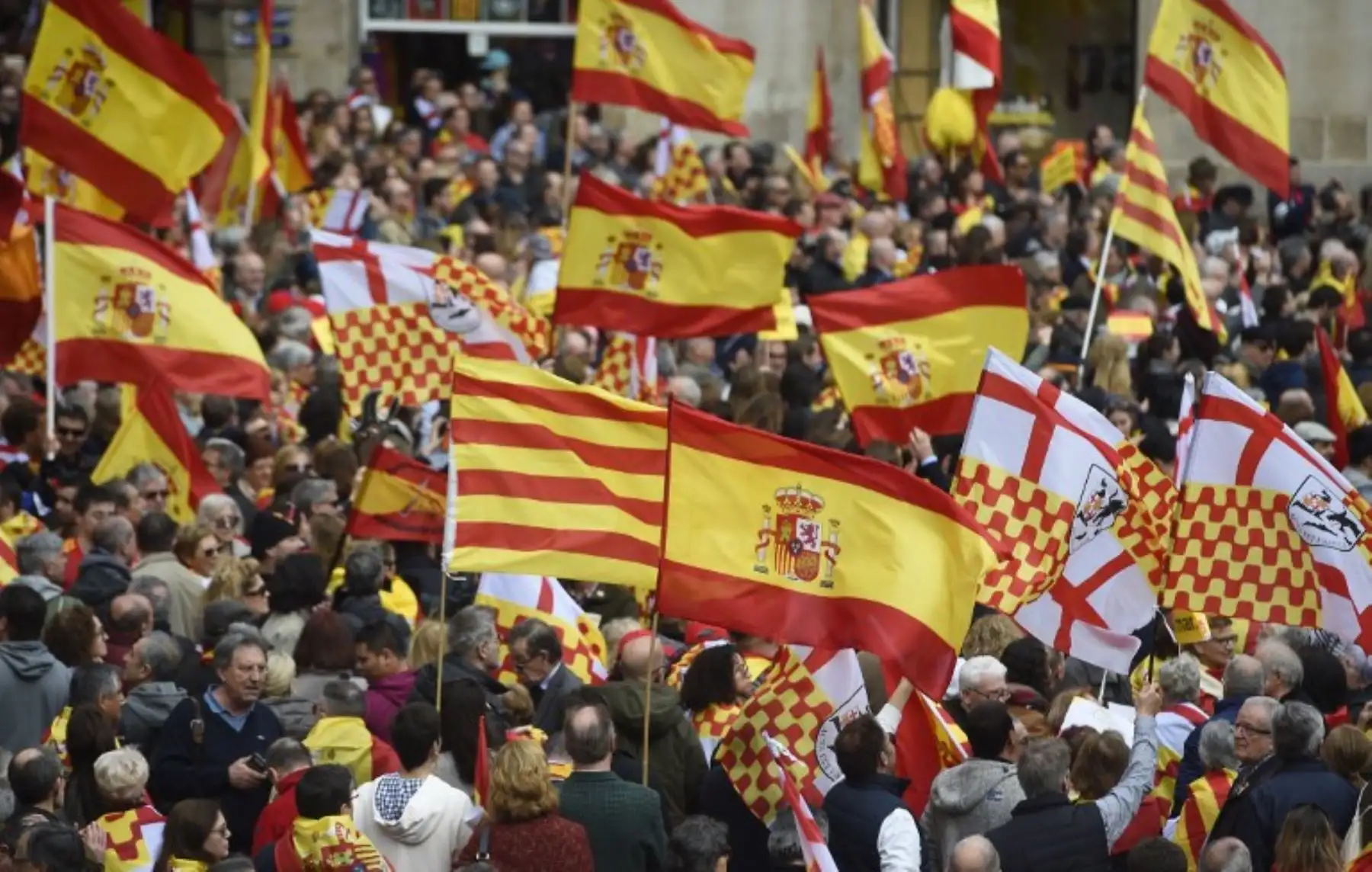 Mitin a favor de la unidad organizado por el movimiento Tabarnia, una región ficticia que quiere independizarse de Cataluña, en la plaza San Jaume de Barcelona.Foto:AFP