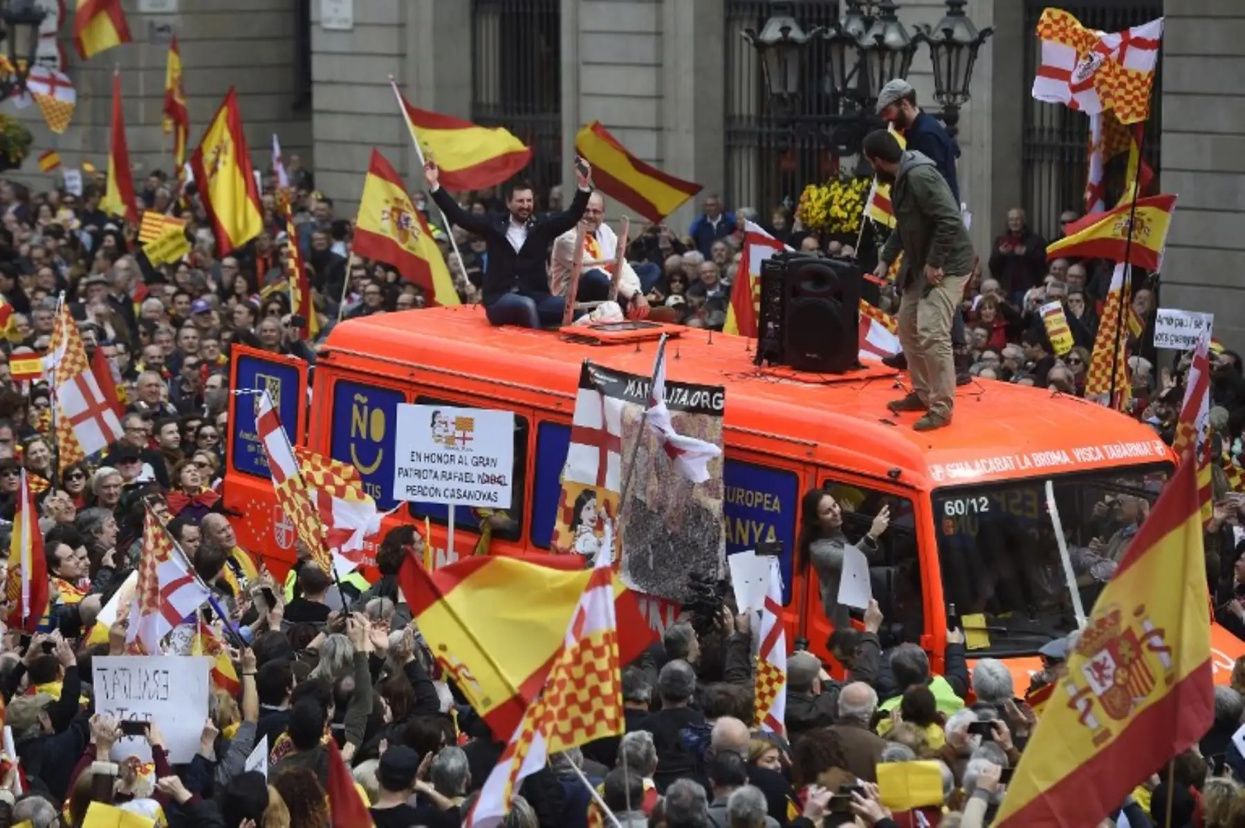 Mitin a favor de la unidad organizado por el movimiento Tabarnia, una región ficticia que quiere independizarse de Cataluña, el 4 de marzo de 2018 en la plaza San Jaume