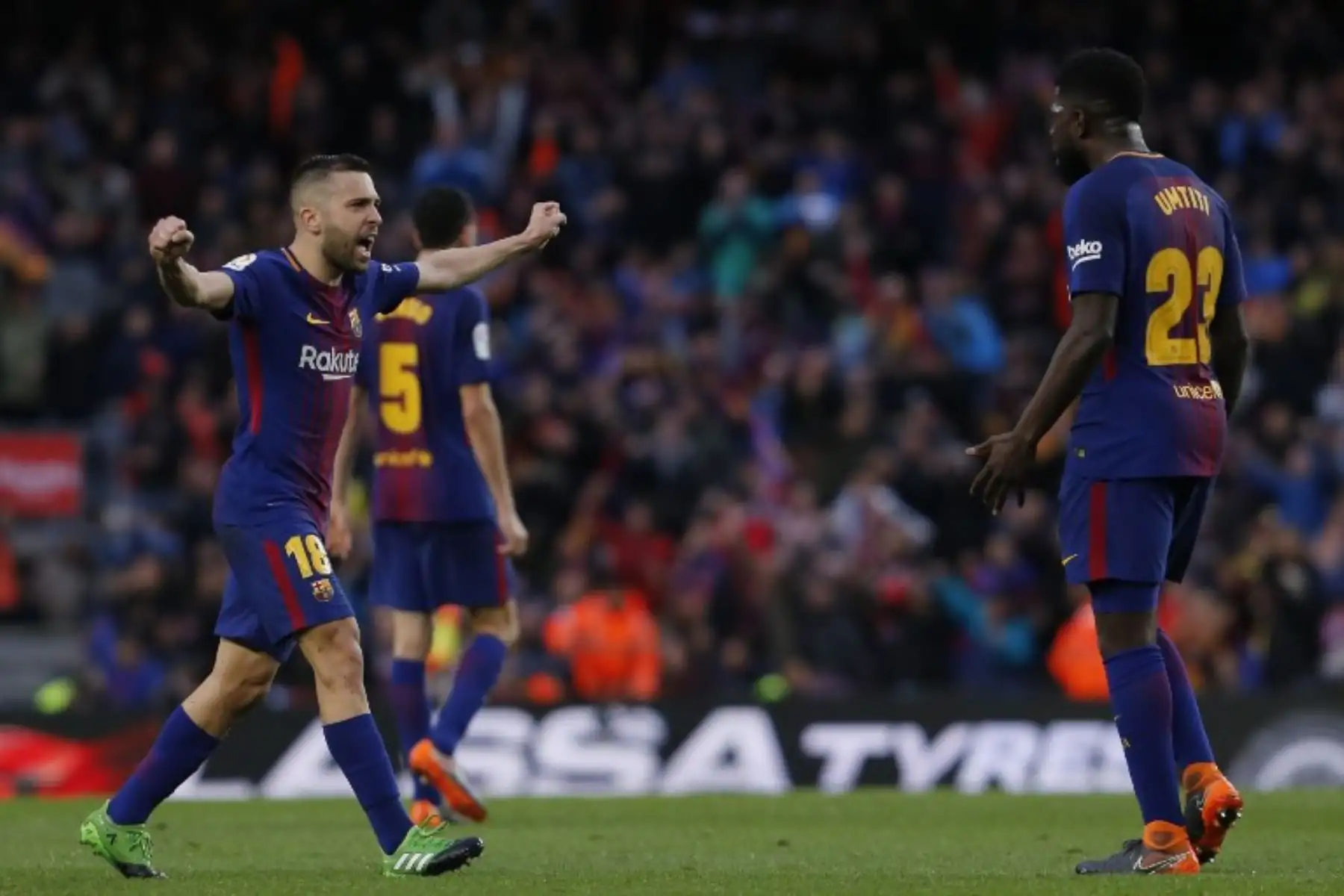 Jordi Alba y Samuel Umtiti celebran al final del partido de fútbol de la liga española FC Barcelona contra el Club Atlético de Madrid en el estadio Camp Nou de Barcelona.Foto:AFP