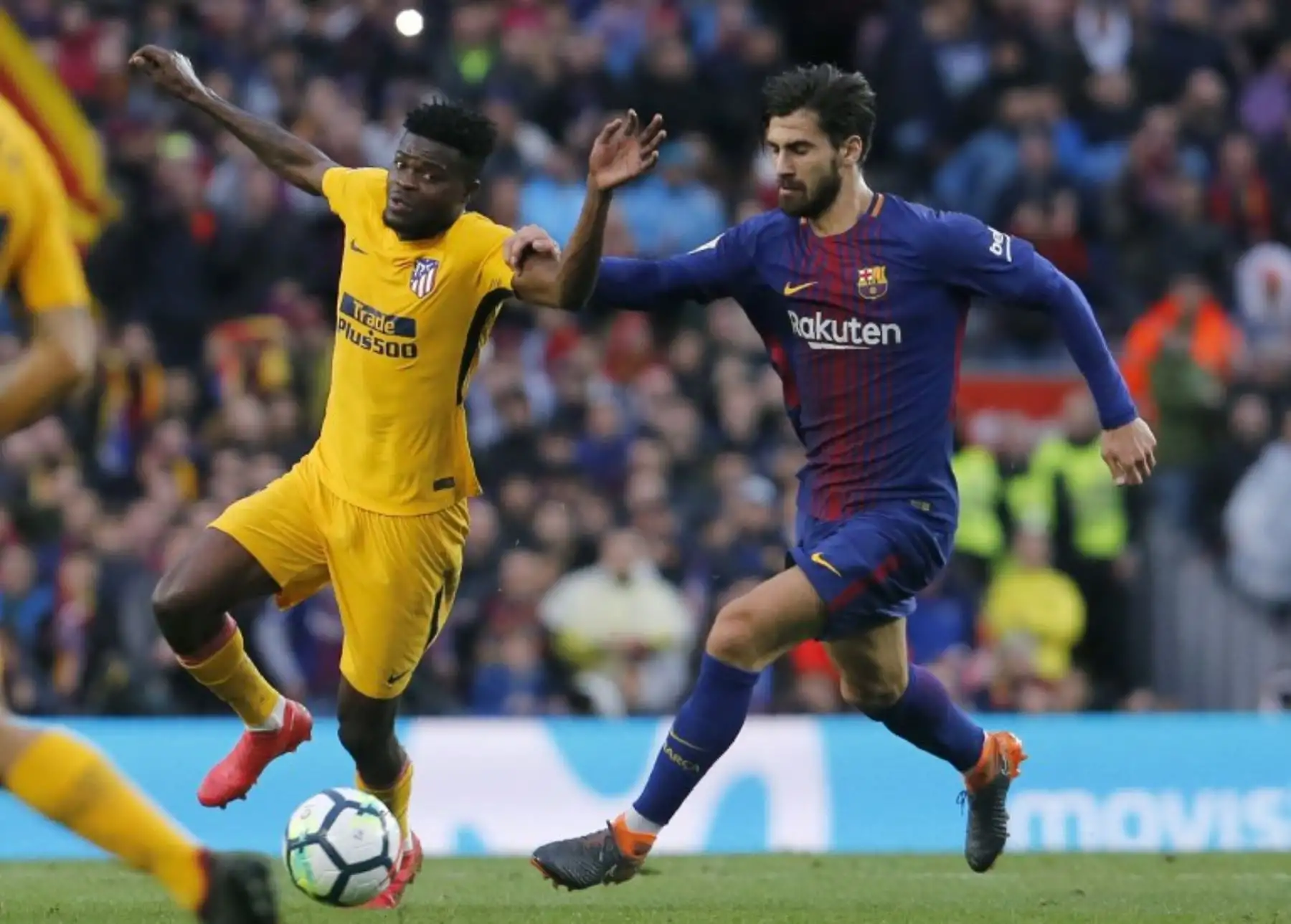 El centrocampista portugués del Barcelona Andre Gomes  compite por el balón con el centrocampista ghanés Thomas del Atlético de Madrid durante el partido contra el Club Atlético de Madrid.Foto:AFP