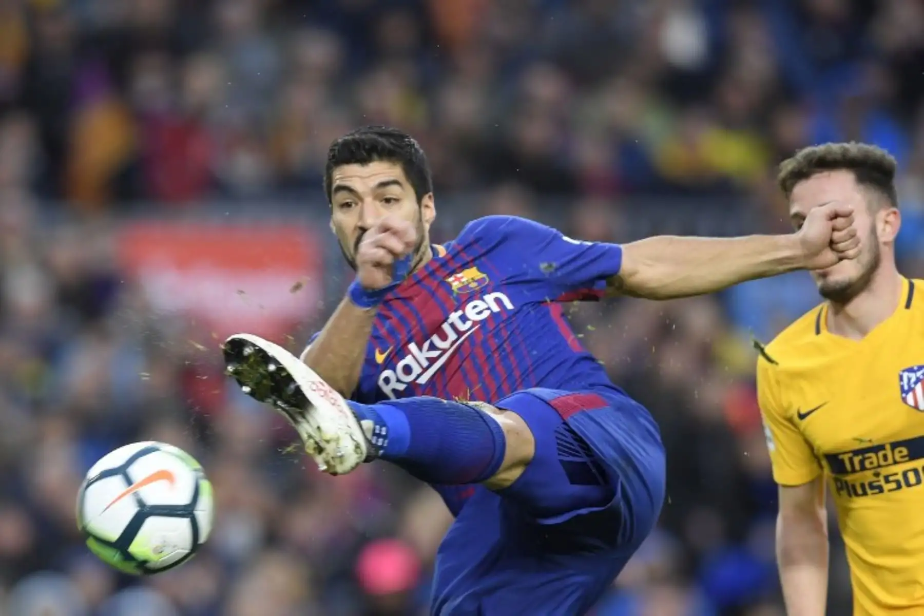El delantero uruguayo del Barcelona Luis Suárez patea el balón durante el partido de fútbol de la liga española .Foto:AFP