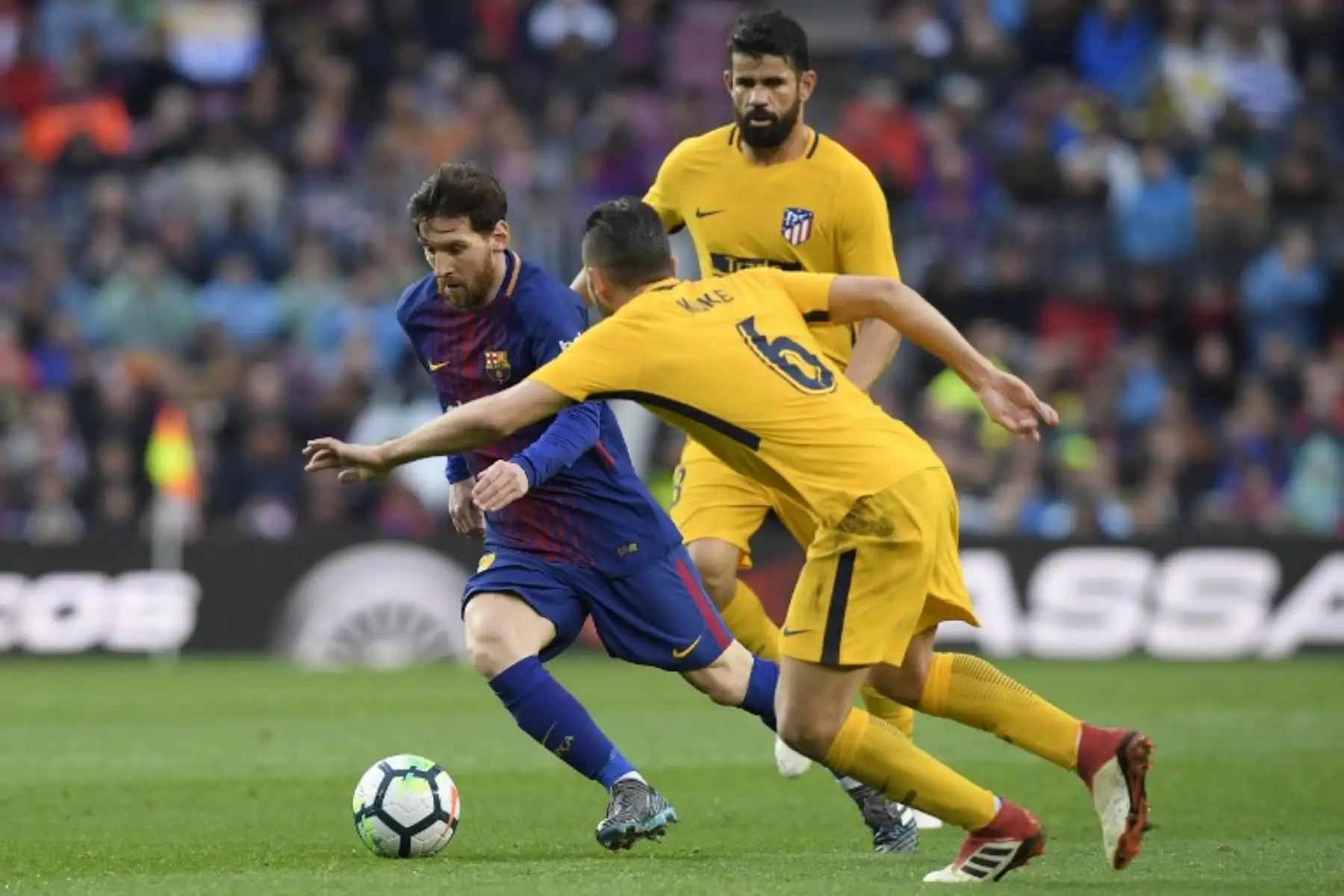 Lionel Messi compite por el balón con el centrocampista español del Atlético de Madrid Koke durante el partido de fútbol de la liga española.Foto:AFP