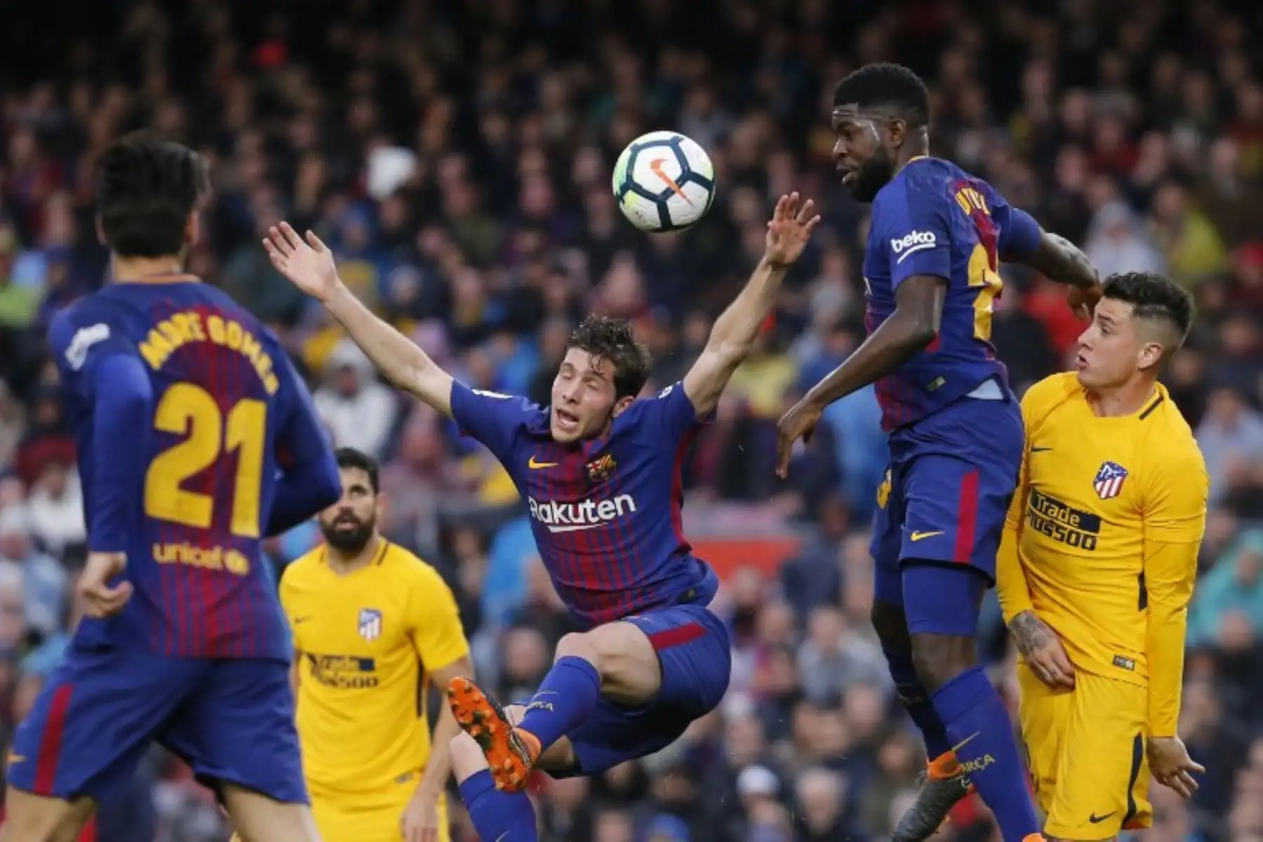Sergi Roberto y el defensor francés del Barcelona Samuel Umtiti saltan por la pelota durante el partido contra el Club Atlético de Madrid.Foto:AFP