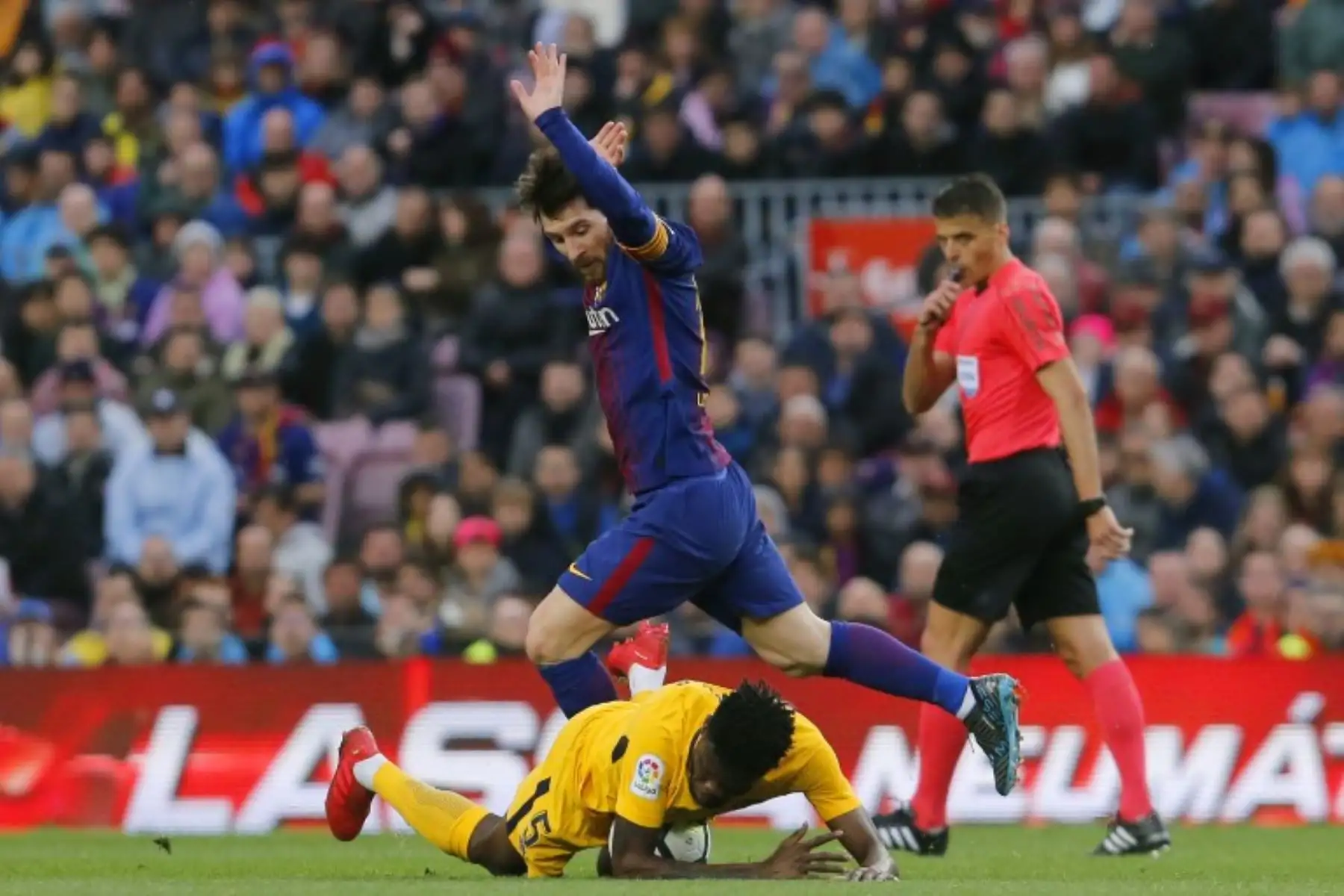 Lionel Messi compite con el centrocampista ghanés Thomas del Atlético de Madrid durante el partido de fútbol de la liga española.Foto:AFP
