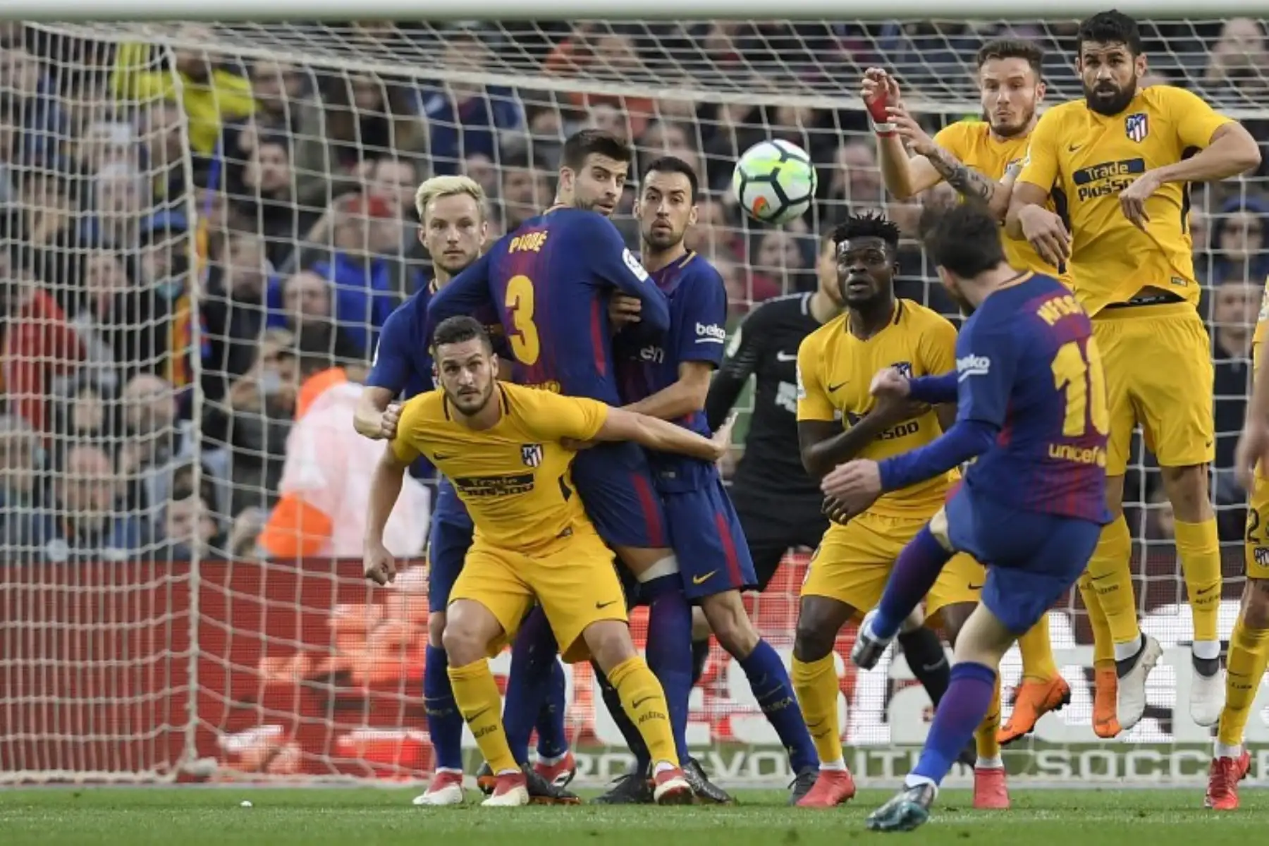 Lionel Messi patea el balón y marca durante el partido de fútbol de la liga española FC Barcelona contra el Club Atlético de Madrid en el estadio Camp Nou de Barcelona.Foto:AFP