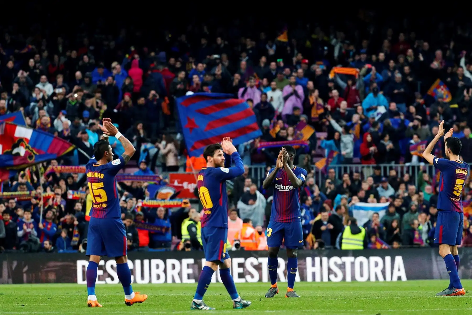 Los jugadores del FC Barcelona Andre Gomes, Paulinho, Messi, Umtiti y Sergio Busquets tras vencer por 1-0 al Atlético de Madrid en el partido de la vigésima séptima jornada de la Liga Española.Foto:EFE