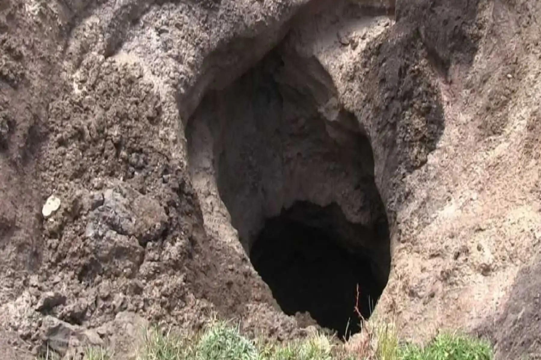 Rajadura de tierra que se evidenció el  21 de febrero ahora supera los 40 metros de diámetro.