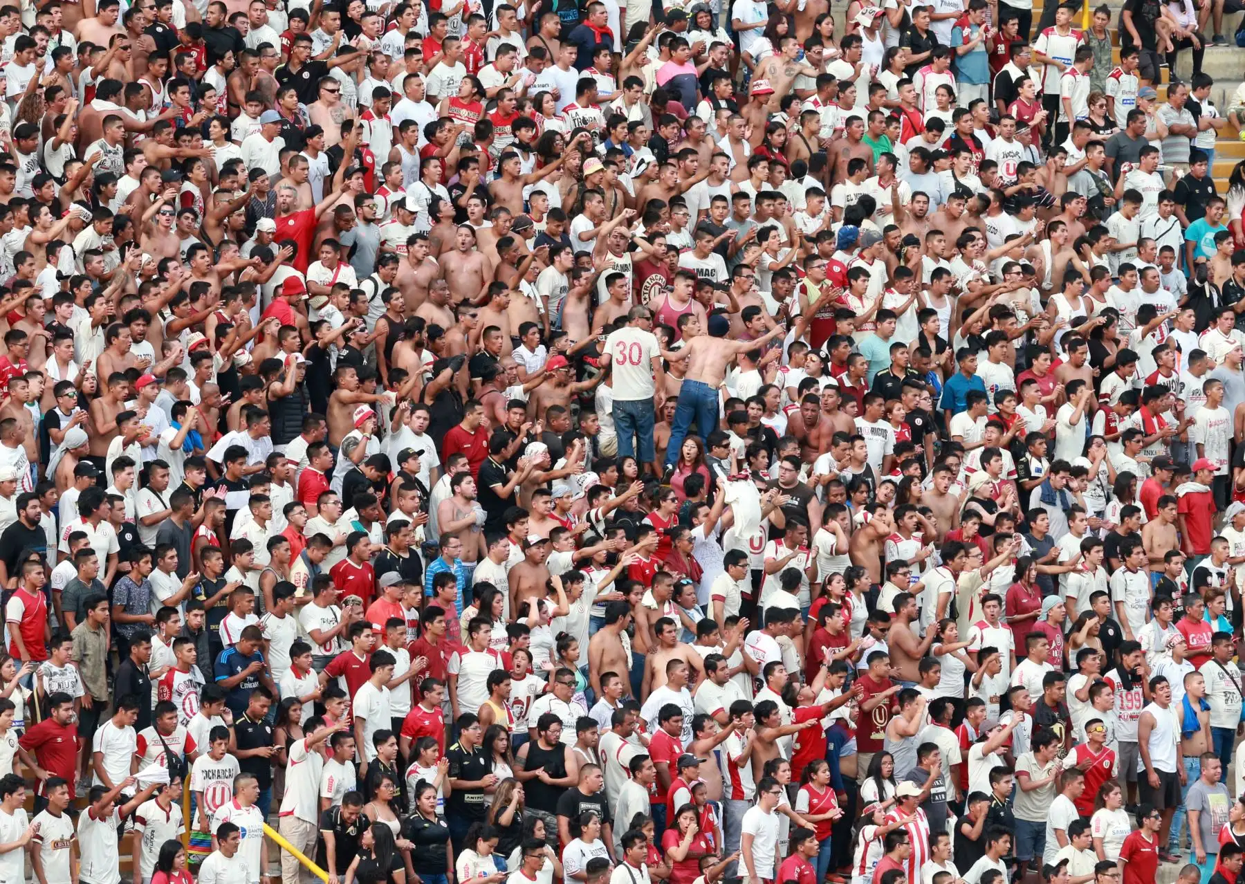 Barra de Universitario de Deportes, equipo que igualó a un gol con Ayacucho FC en el Monumental. Foto: ANDINA/Vidal Tarqui