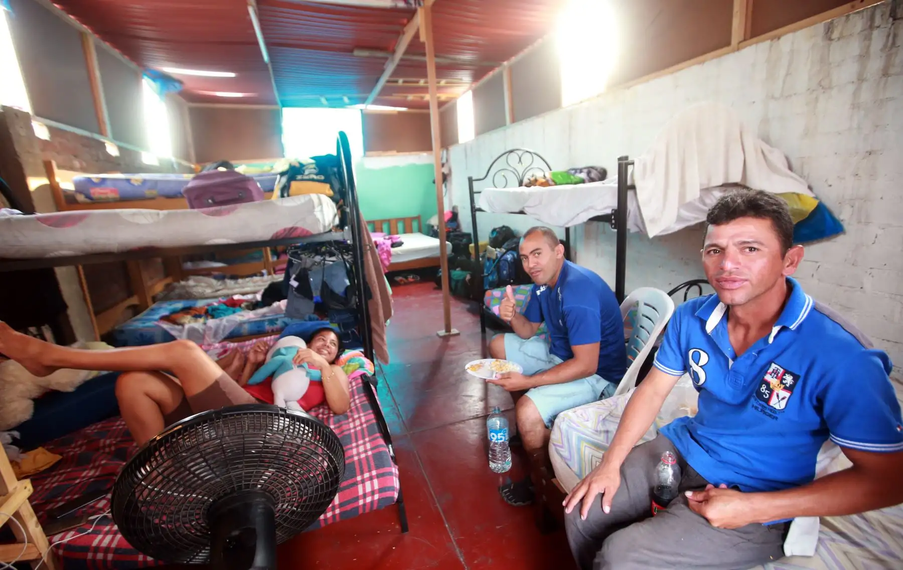 Dado que cada día llegan más, el espacio se reduce y la sala en la que conviven de día se convierte en dormitorio de noche. Foto:ANDINA/Vidal Tarqui