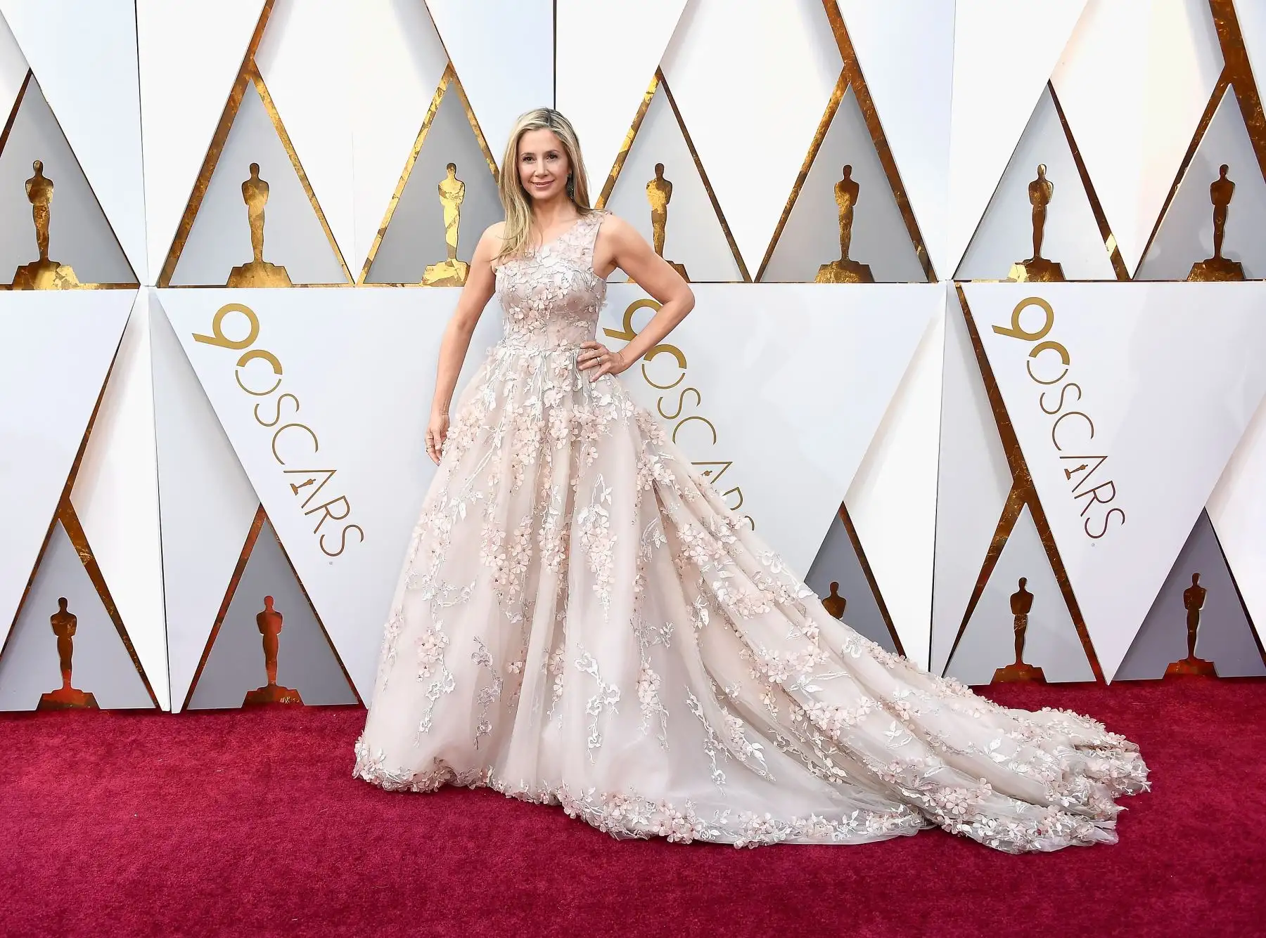 Mira Sorvino llega a la ceremonia de los 90.º Premios Óscar. Foto: AFP