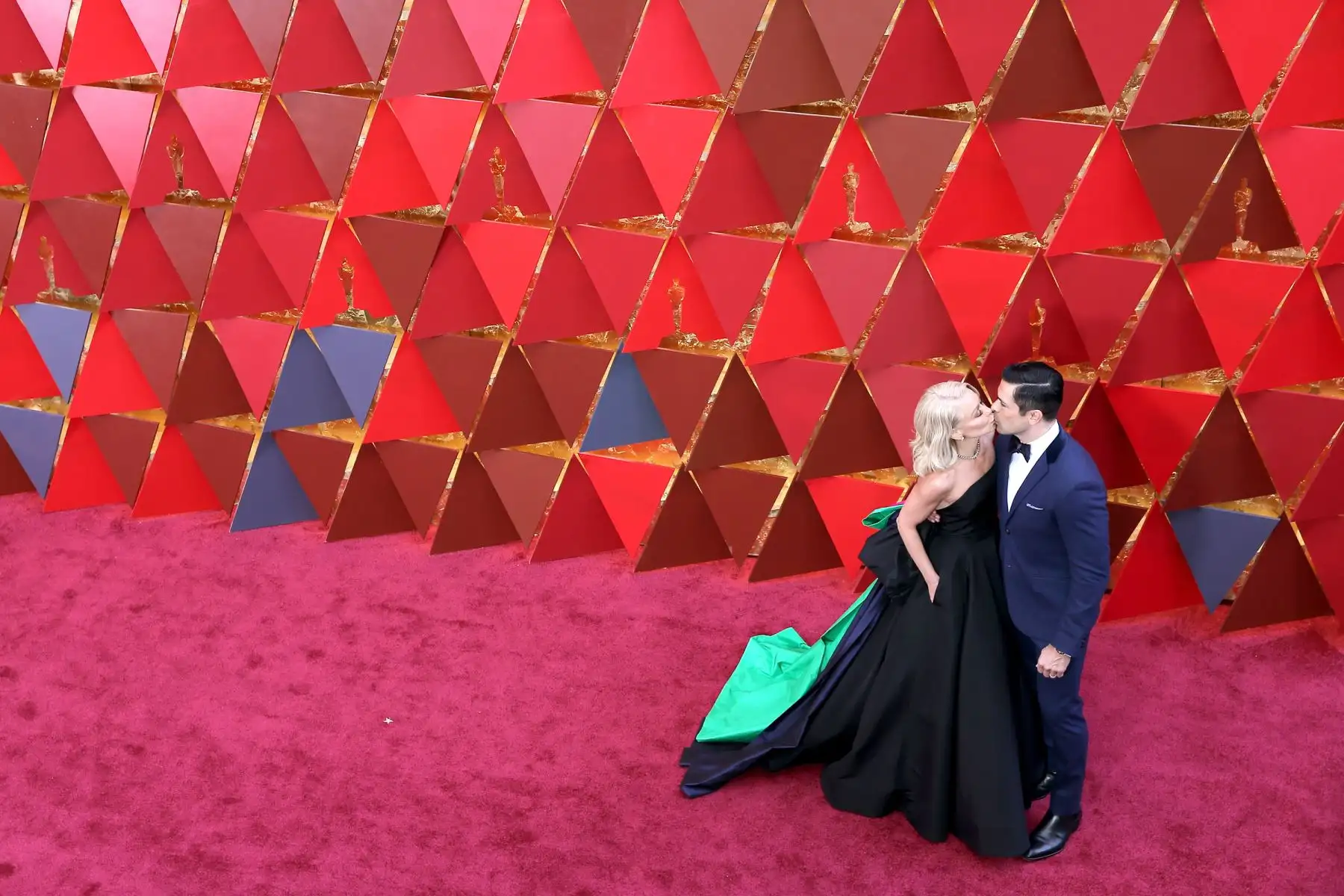 Kelly Ripa and Mark Consuelos se besan en la alfombra roja de los premios Oscar. AFP