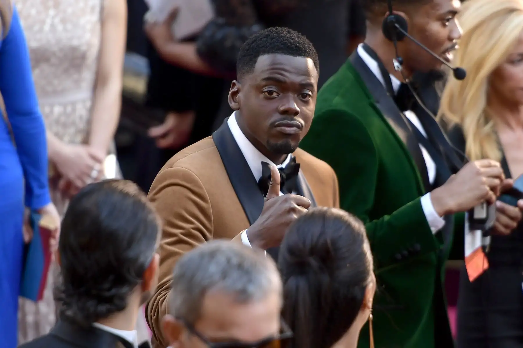 Daniel Kaluuya saluda a su llegada a los 90.º Premios Óscar. Foto: AFP