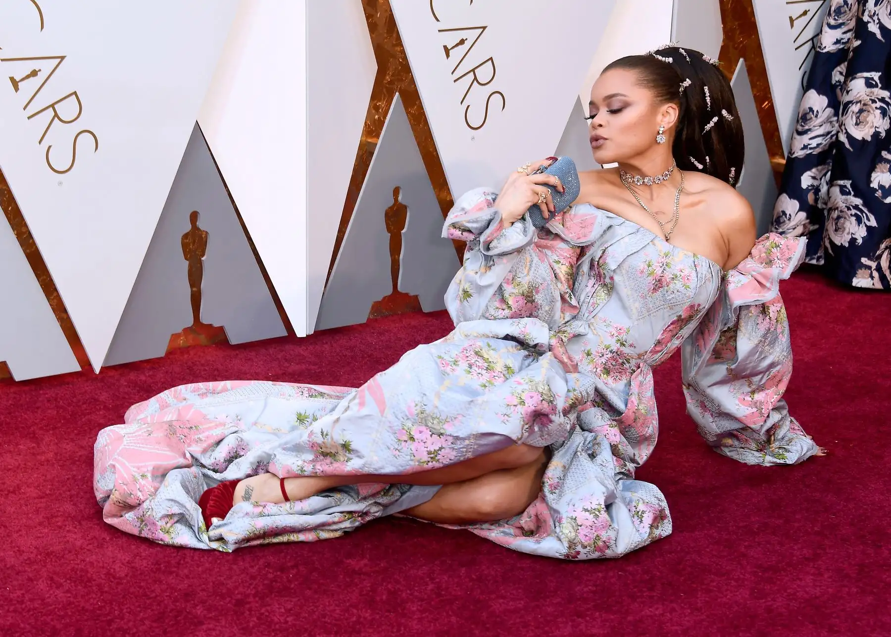Andra Day posa en la alfombra roja de los Premios Óscar. Foto: AFP