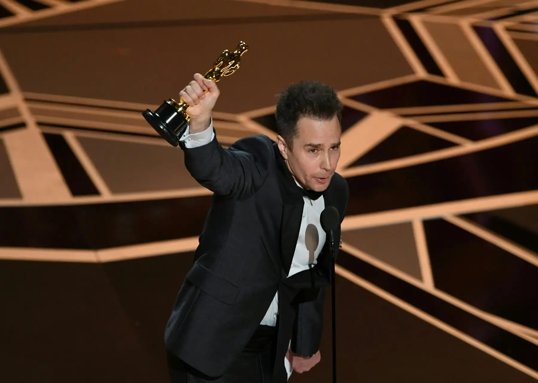 Sam Rockwell recibe  el Óscar al mejor actor de reparto  por "Tres carteles por un crimen". Foto: AFP