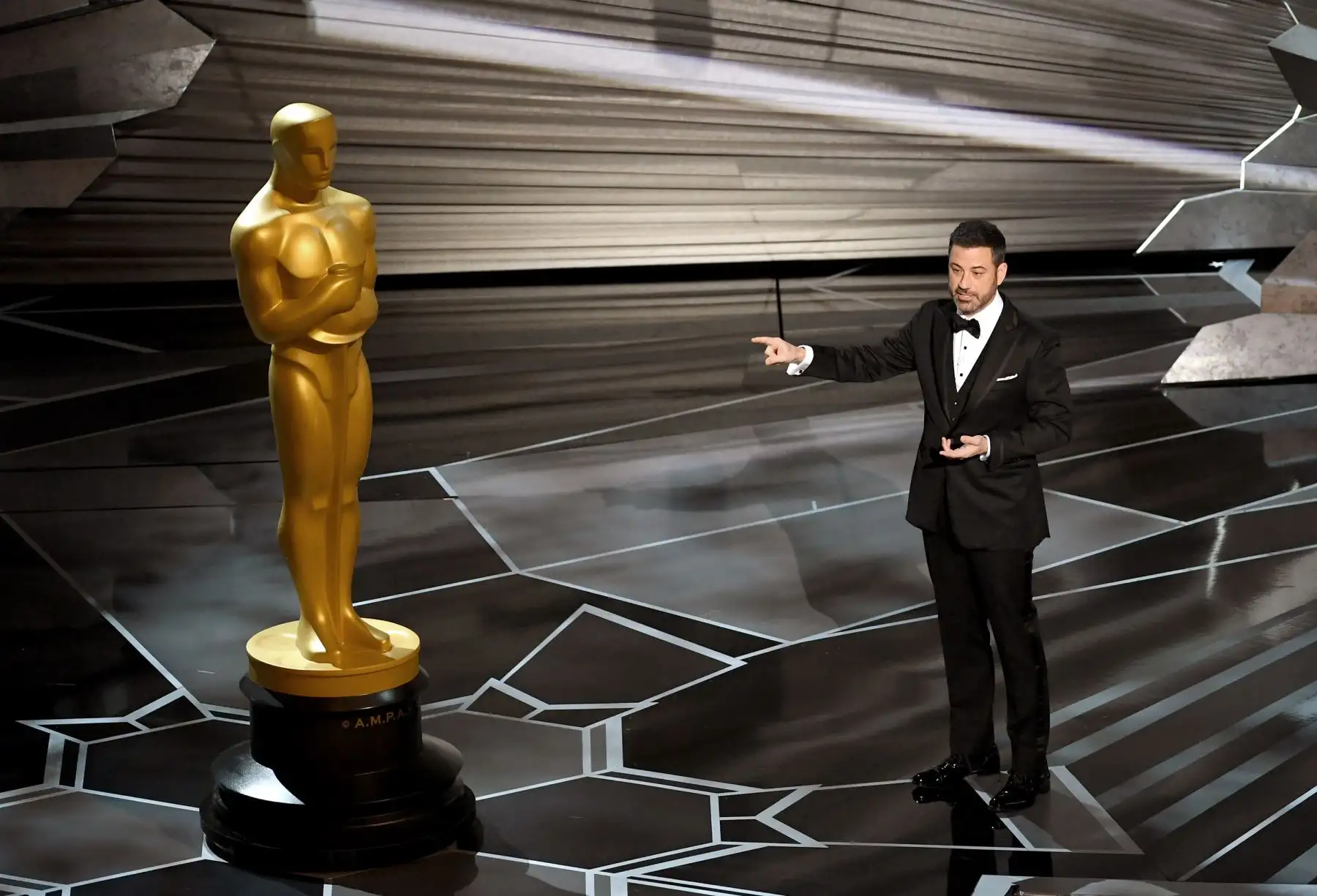 El presentador Jimmy Kimmel habla en el escenario durante los 90.° Premios Anuales de la Academia en el Dolby Theatre en Hollywood. Foto: AFP