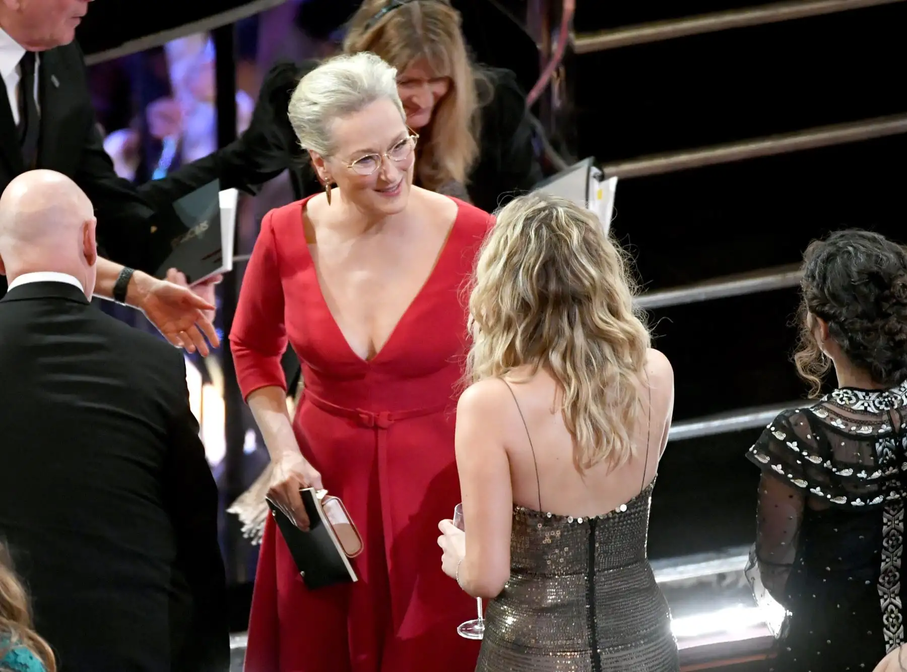 La actriz Meryl Streep conversa con Jennifer Lawrence previo a iniciar la ceremonia de los premios Oscar. AFP