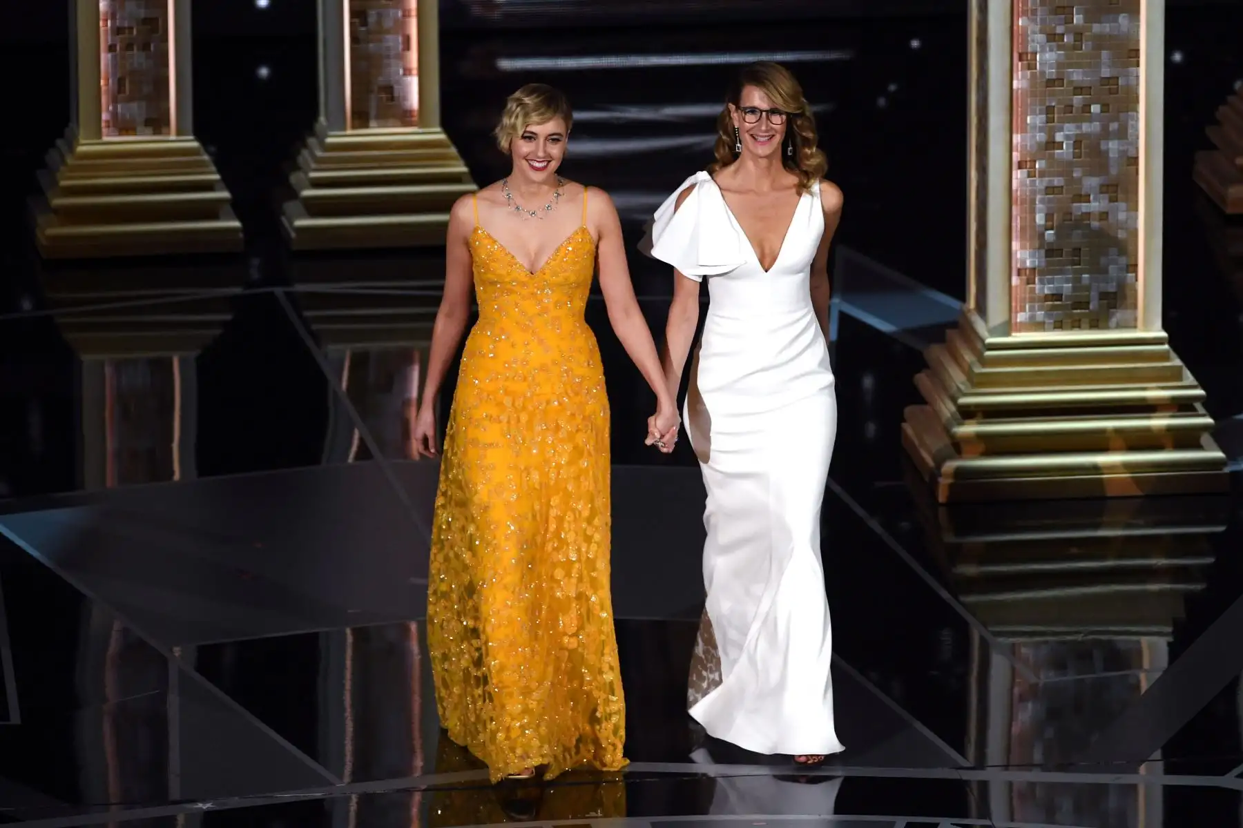 Greta Gerwig y la actriz Laura Dern presentan el premio a mejor maquillaje. Foto: AFP