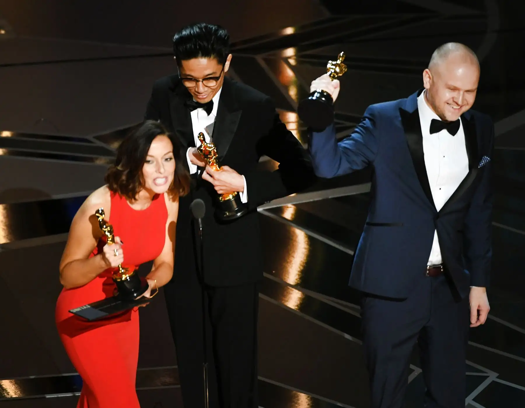 Los artistas del maquillaje Lucy Sibbick, Kazuhiro Tsuji y David Malinowski aceptan premio al mejor maquillaje y peinado para "Darkest Hour"  en la gala del Óscar. Foto: AFP