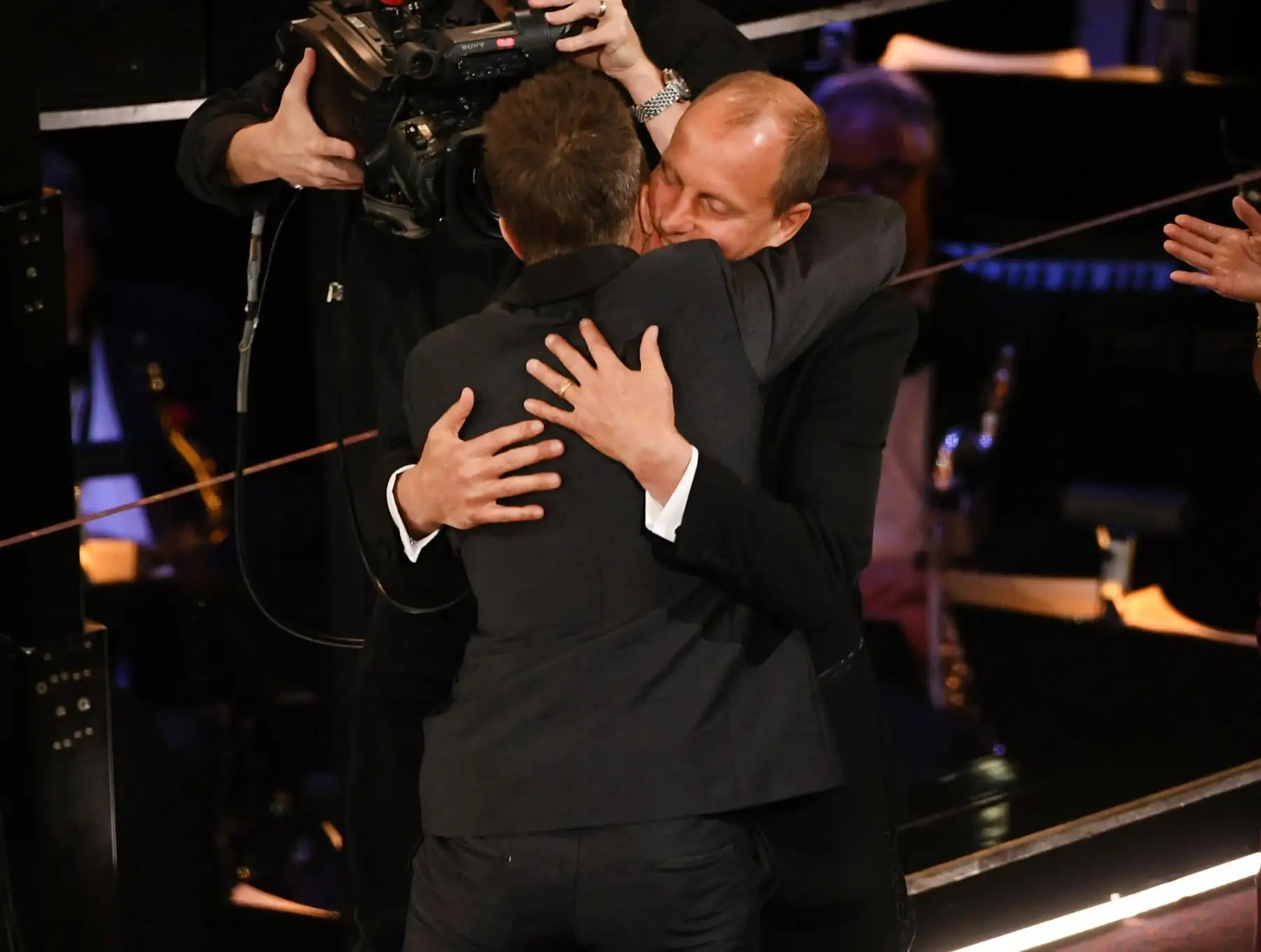 Sam Rockwell gana el Óscar al mejor actor de reparto  y es felicitado por su compañero el actor Woody Harrelson. Foto: AFP
