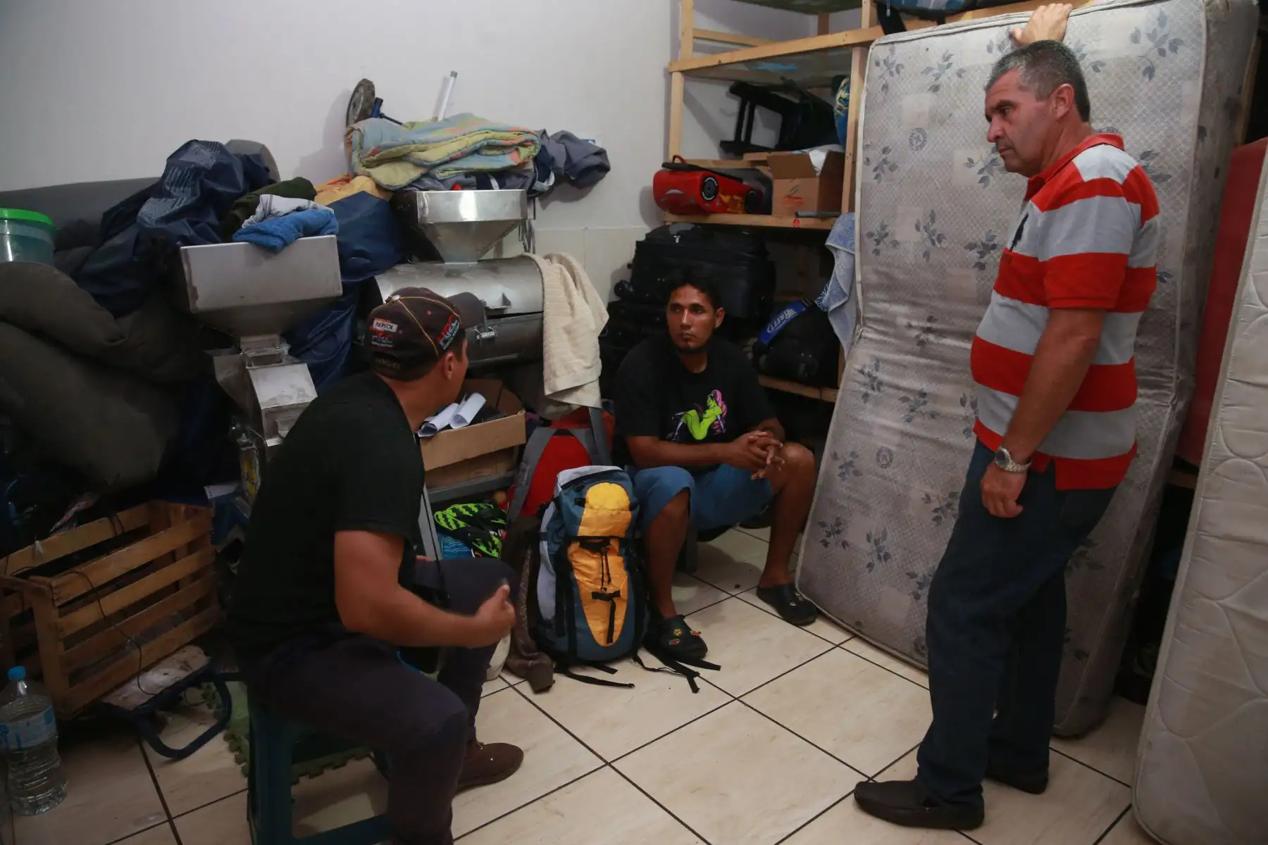 Dado que cada día llegan más, el espacio se reduce y la sala en la que conviven de día se convierte en dormitorio de noche. Foto:ANDINA/Vidal Tarqui